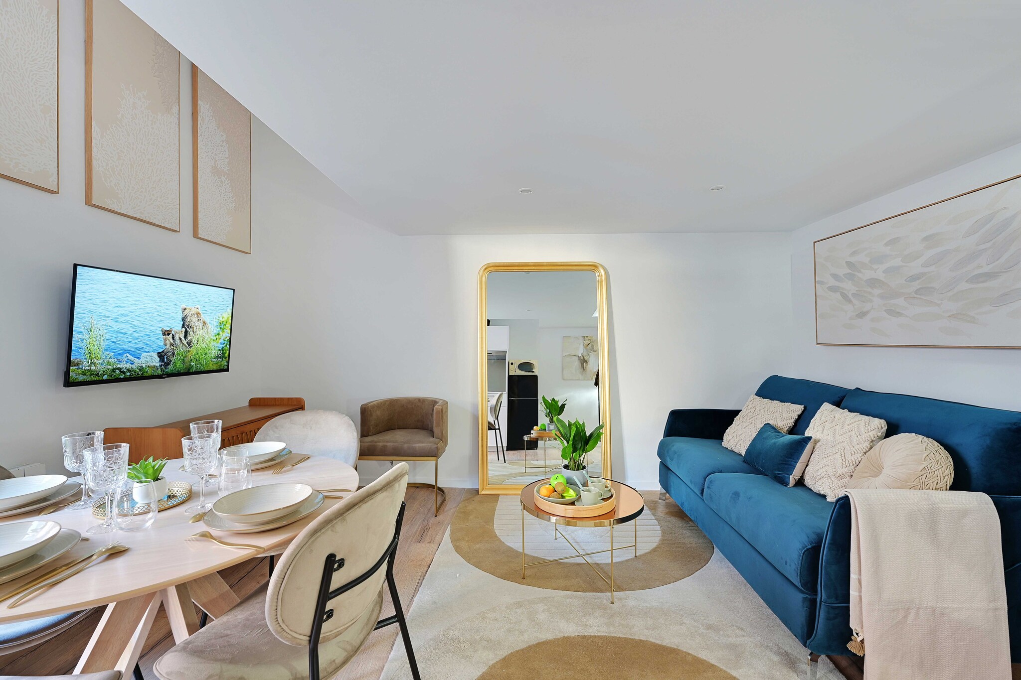 Checkmyguest offers you an elegant apartment located in the heart of Le Kremlin-Bicêtre. With its 26 m² surface area on the first floor, this space offers a carefully decorated bedroom, ideal for your comfort. Take advantage of the immediate proximity of Parc Philippe Pinel, a haven of greenery that invites relaxation and peaceful walks.