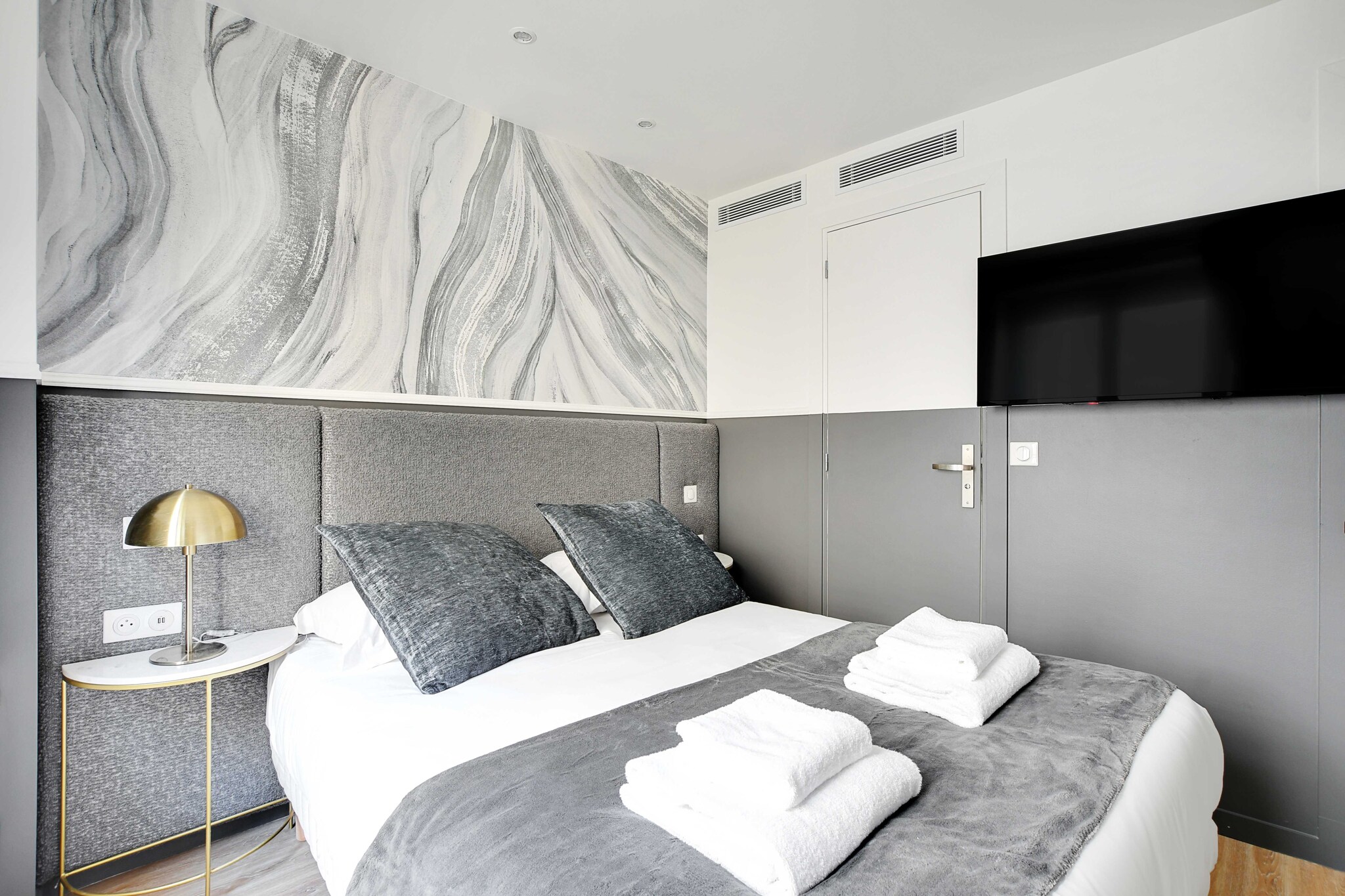 On the 1st floor: (Kitchen(stove, electric kettle, toaster, coffee machine, microwave, fridge, dishes and cutlery), Living/bed room(Bed Linen, double bed, TV, air conditioning), bathroom(Towels/Sheets (Incl.), shampoo))\n\nHot Water, Internet Access DSL, Wardrobe, First Aid, Play area, heating, iron, hairdryer, Essentials, Dedicated workspace, Cooking basics, Carbon monoxide detector, Cleaning Disinfection, Downtown, Enhanced cleaning practices, High touch surfaces disinfected, Long term stays allowed, Room-darkening shades, Town