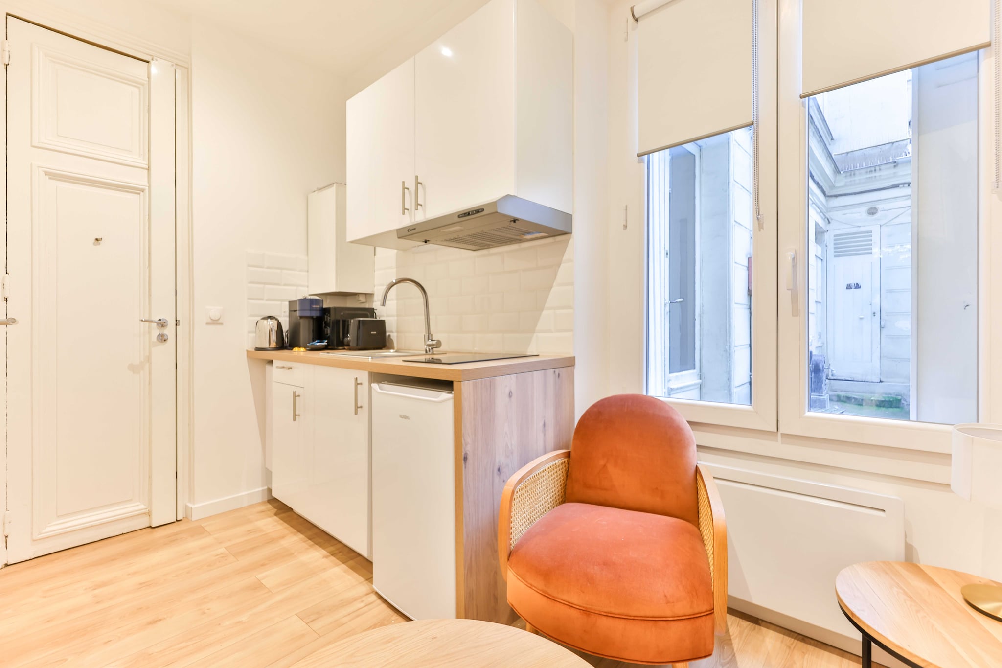 Charming 10m² studio located in the 9th arrondissement, ideal location.

Welcome to our charming apartment in the heart of the 9th arrondissement of Paris, in close proximity to Le Peletier metro station. Ideally located, this spot provides easy access to public transportation, facilitating your travels to explore the treasures of the capital.

The Le Peletier metro station, just steps from our door, quickly connects you to the main Parisian attractions. Whether you want to visit renowned museums, stroll along the Seine, or explore the city's iconic neighborhoods, the ease of access to the metro network from Le Peletier will simplify your travels.

Furthermore, Saint-Lazare station, one of Paris's main train stations, is nearby, offering national and regional railway connections as well as access to the metro network. This allows you to explore the Parisian region or plan more distant excursions with ease.