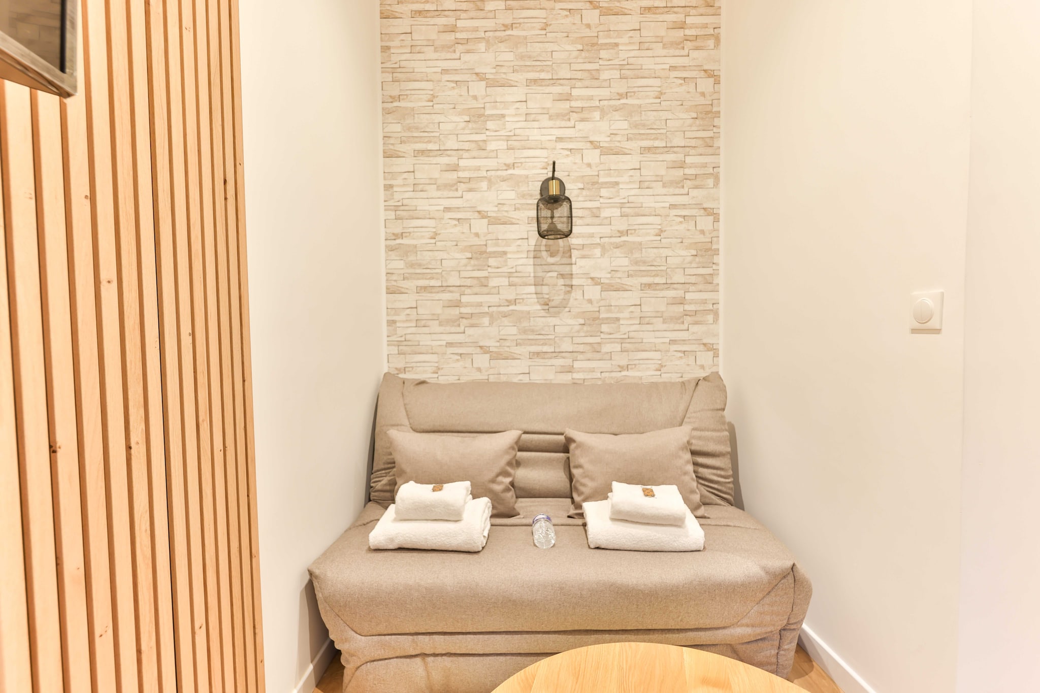 Ground floor: (Living room(single sofa bed, TV), Kitchen(stove, electric kettle, toaster, coffee machine, microwave, fridge, dishes and cutlery, Cooking basics), bathroom(shower, toilet))\n\nBed Linen, Hot Water, Internet Access DSL, Wardrobe, First Aid, Play area, TV, heating, iron, hairdryer, Towels/Sheets (Incl.), shampoo, Essentials, Dedicated workspace, Carbon monoxide detector, Cleaning Disinfection, Downtown, Enhanced cleaning practices, High touch surfaces disinfected, Long term stays allowed, Room-darkening shades, Town