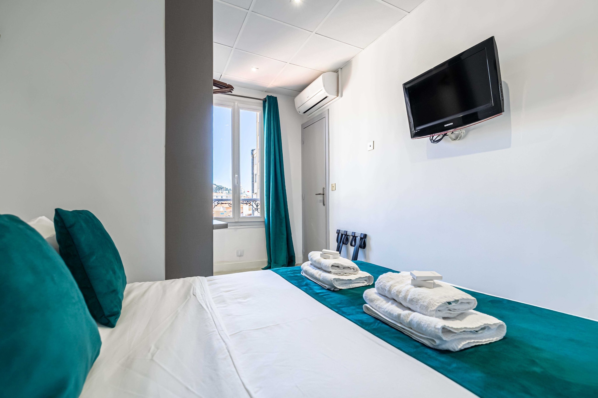 Hotel Avaton - Cosy bedroom - Cannes Centre
