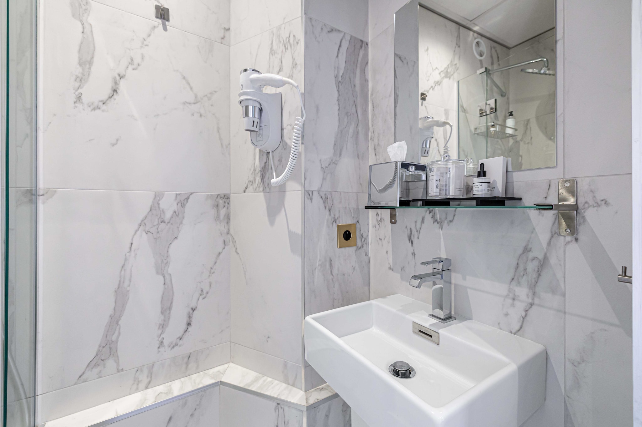 On the 3rd floor: (Kitchen(electric kettle, coffee machine), Living/bed room(Bed Linen, double bed, TV, air conditioning), bathroom(Towels/Sheets (Incl.), shampoo))\n\nHot Water, Internet Access DSL, Wardrobe, First Aid, Play area, cot, heating, hairdryer, Essentials, Carbon monoxide detector, Cleaning Disinfection, Downtown, Enhanced cleaning practices, High touch surfaces disinfected, Long term stays allowed, Near Ocean, Town, Village