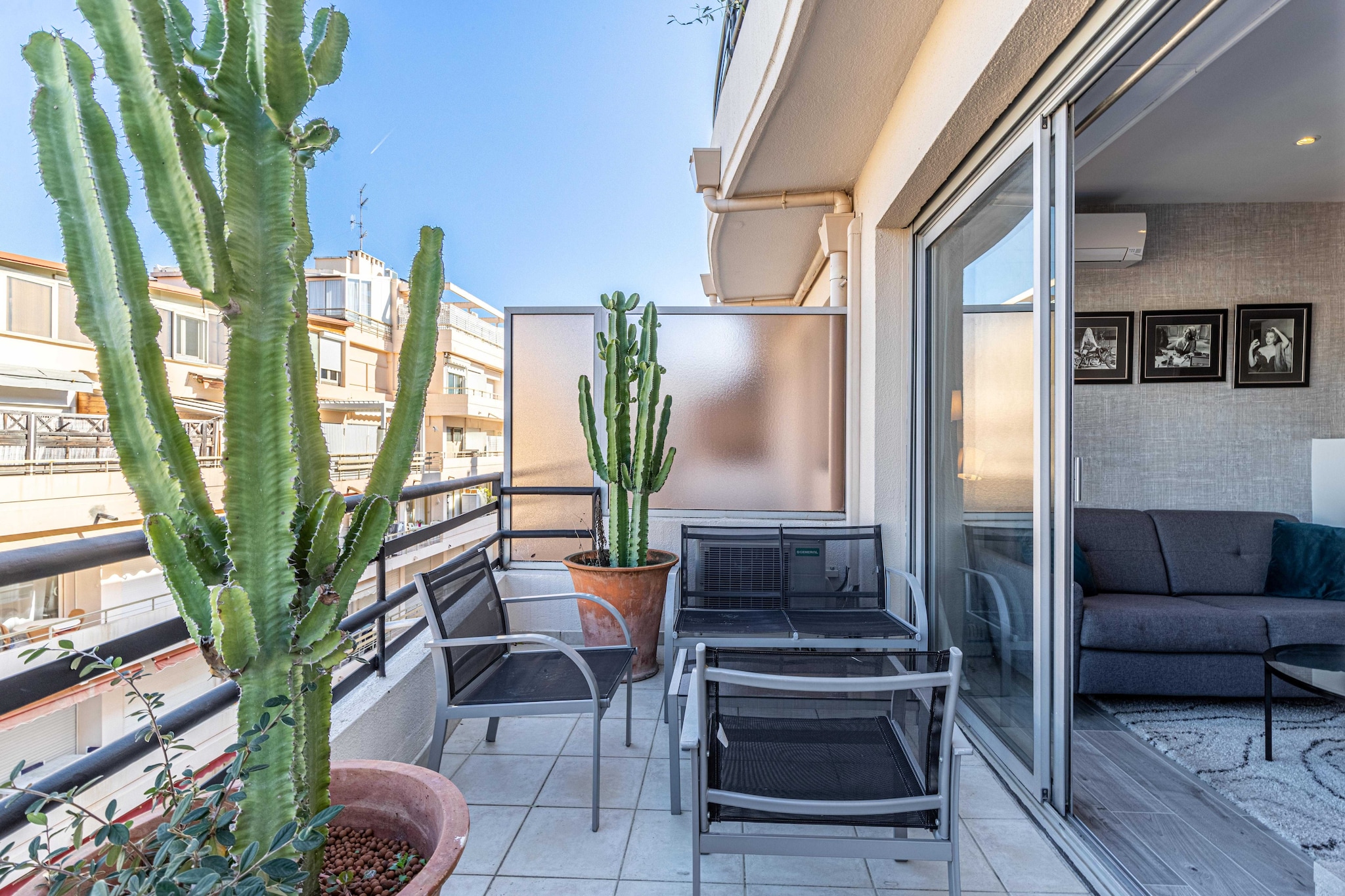 Magnificent studio for 2 people with its terrace, ideal for a family stay or a congress.

- By plane: Nice airport is 30 minutes from Cannes
- Private driver from Nice airport: Reservation on request
- By car: Public parking at 100 m
- By train: the station is within walking distance
During your stay in Cannes, you'll have the chance to explore some wonderful nearby destinations, each offering a unique and memorable experience.	
 Antibes and its cape:Just a few kilometers from Cannes, the charming town of Antibes welcomes you. Explore its rich historical heritage, including the Picasso Museum housed in a superb chÃ¢teau. Stroll through the cobbled streets of old Antibes, where the Provencal market will awaken your senses with its scents and flavors. But don't forget to venture out to Cap d'Antibes, where coastal paths offer breathtaking views of the Mediterranean. 
Les trayas and its red rocks: West of Cannes lies the natural paradise of Les Trayas, a striking contrast to urban life. Explore mountain and forest landscapes that blend harmoniously with the Mediterranean coastline. Hiking enthusiasts will be delighted by the trails leading to the emblematic red rocks, offering breathtaking panoramic sea views.
Grasse and its perfume: Not far from Cannes is the town of Grasse, world-famous as the capital of perfume. You'll have the opportunity to visit renowned perfume factories such as Fragonard, Galimard and Molinard, where you'll discover the art of perfumery and even have the chance to create your own fragrance. Stroll through Grasse's medieval streets, steeped in history and scents.