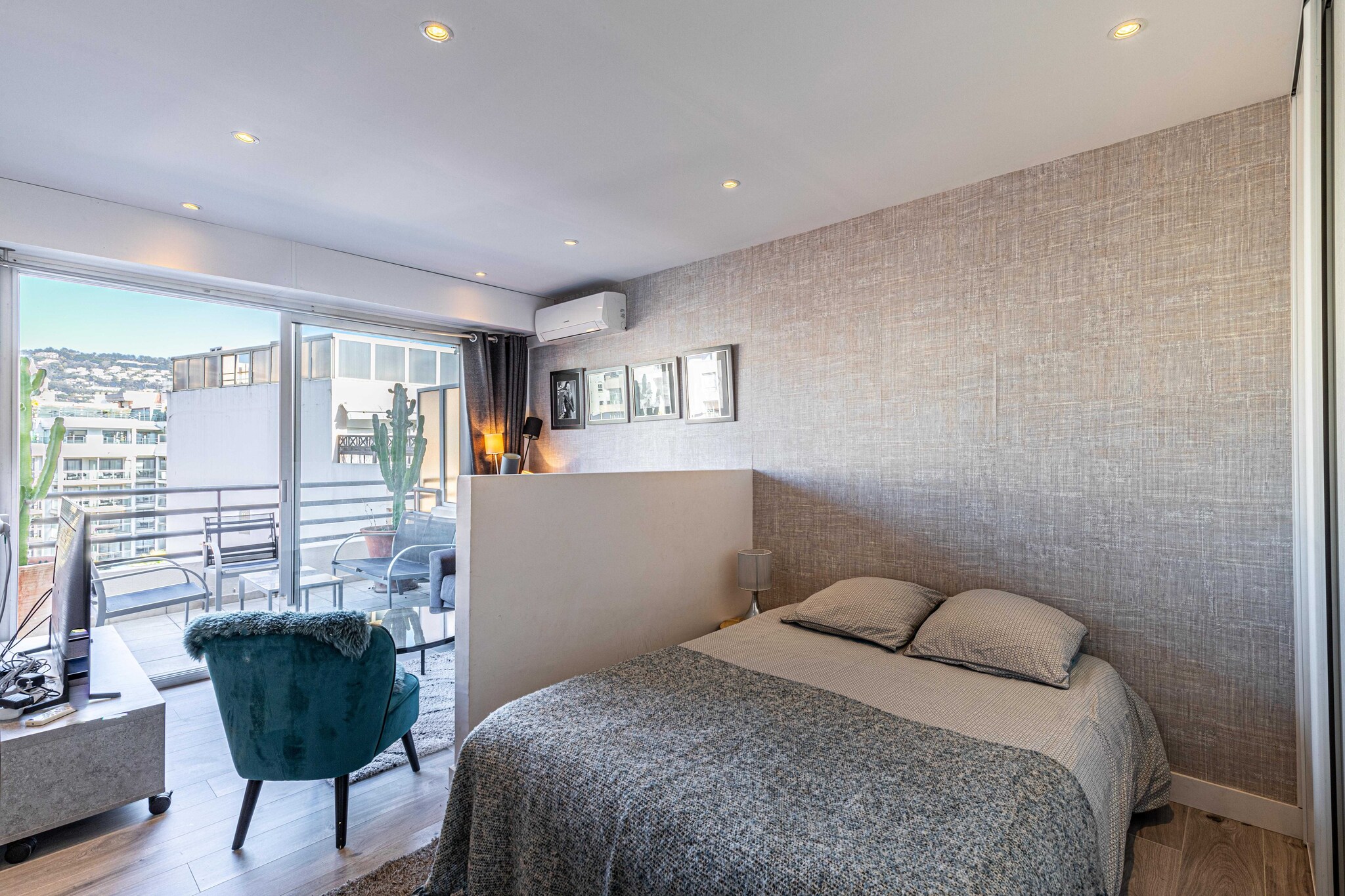 On the 5th floor: (Kitchen(stove, electric kettle, toaster, coffee machine, oven, microwave, fridge, dishes and cutlery), Living/bed room(Bed Linen, Internet Access DSL, Wardrobe, double sofa bed, TV, air conditioning), bathroom(shower, washbasin, toilet, hairdryer, Towels/Sheets (Incl.), shampoo))\n\nElevator, Hot Water, First Aid, Play area, balcony or terrace, heating, iron, Essentials, Carbon monoxide detector, Cleaning Disinfection, Downtown, Enhanced cleaning practices, High touch surfaces disinfected, Long term stays allowed, Near Ocean, Town