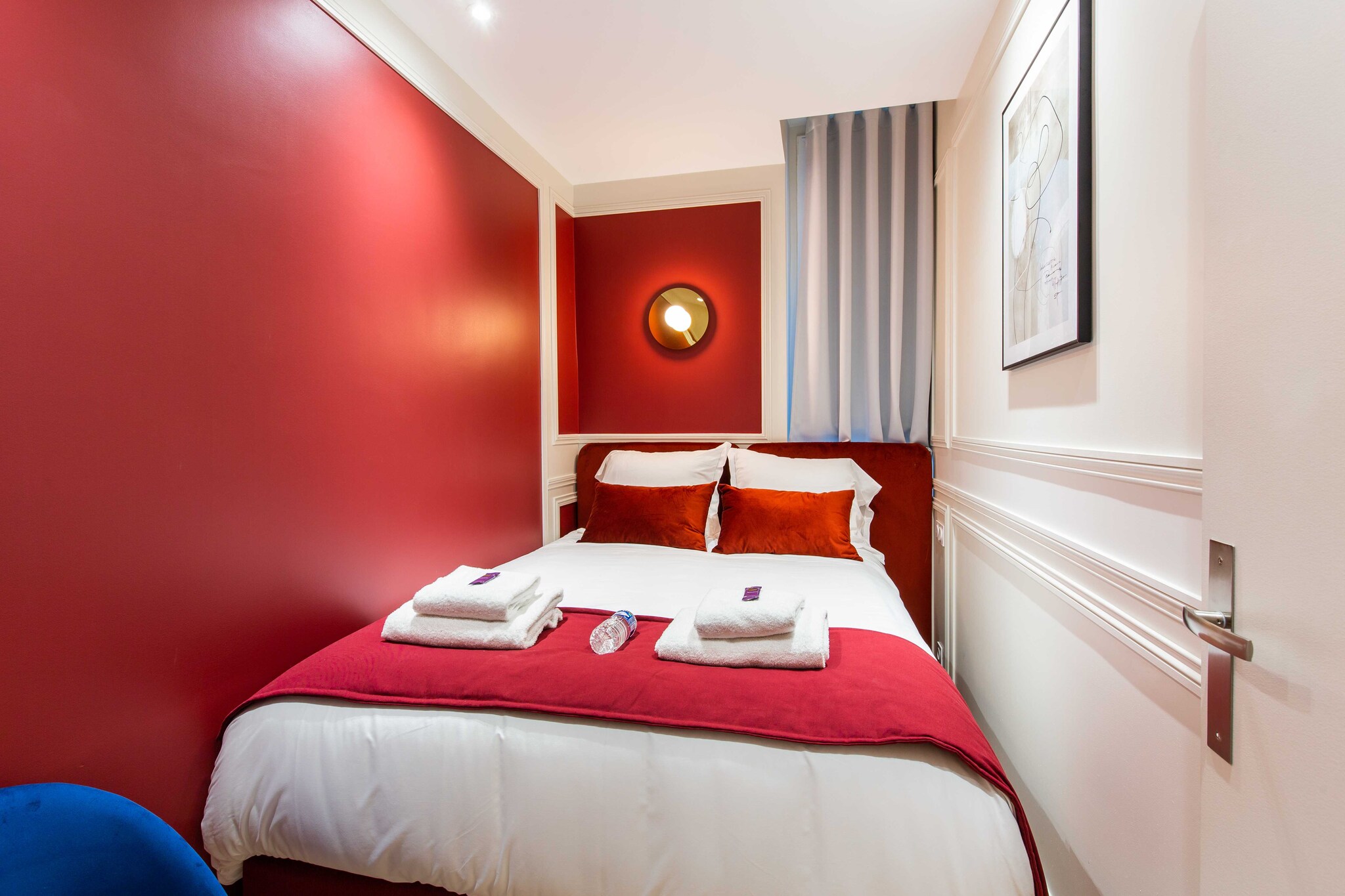 On the 1st floor: (Kitchen(stove, hob, electric kettle, toaster, coffee machine, microwave, fridge, dishes and cutlery, Cooking basics), Living/bed room(Desk, Internet Access DSL, double sofa bed, TV, dining table, air conditioning), bedroom(Bed Linen, Wardrobe, double bed, cot), bedroom(double bed, cot), Bedroom with bathroom(double bed, bath tub, toilet, Towels/Sheets (Incl.)), bathroom(shower, washbasin, Towels/Sheets (Incl.)), toilet(toilet))\n\nHot Water, First Aid, Play area, washing machine, heating, iron, hairdryer, crib(free), shampoo, Essentials, Carbon monoxide detector, Cleaning Disinfection, Downtown, Enhanced cleaning practices, High touch surfaces disinfected, Long term stays allowed, Room-darkening shades, Town