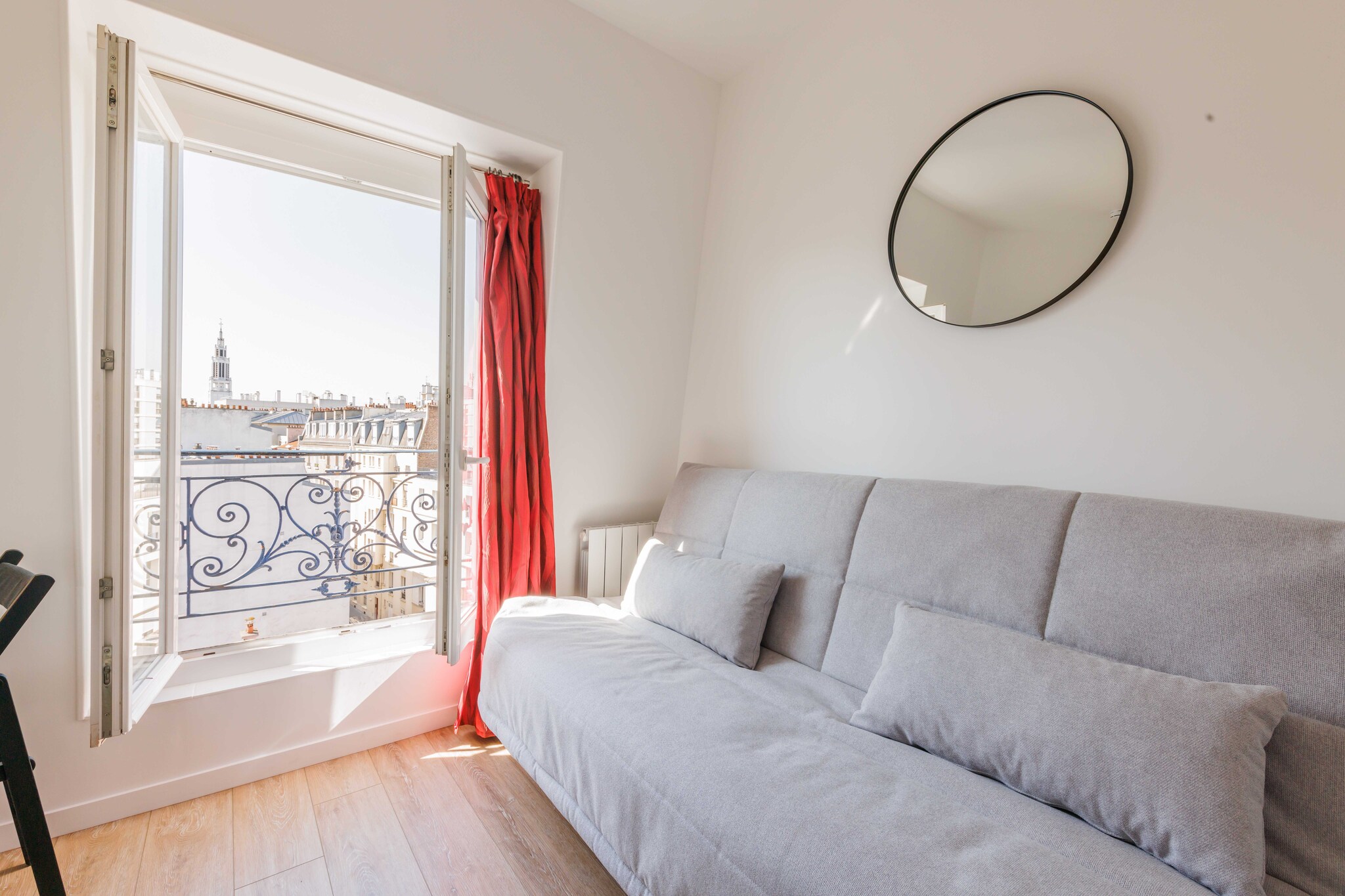 Checkmyguest offers you a charming 11m2 studio ideally located in PÃ¨re-Lachaise, close to the district's famous cemetery. This bright, comfortable cocoon for 2 offers the ideal setting for an authentic, vibrant Parisian experience. During your stay, take advantage of the bohemian atmosphere and the many cafÃ©s and trendy boutiques that enliven this historic Parisian landmark.