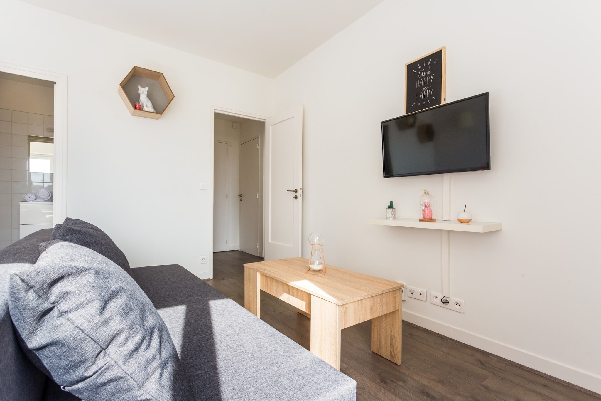 This beautiful studio located in the 16th arrondissement of Paris will give you a location and comfort ideal for your family or friends.

The apartment's strategic location makes it easy to get around the French capital by various means of transport:

Metro: La Muette (line 9), just a 6-minute walk away.
Metro: Passy (line 6), a 7-minute walk away.
RER: Boulainvilliers (RER C), a 7-minute walk away.
Numerous day and night bus routes.
VÃ©lib.
Autolib stations.
Several cab companies available, including G7 cabs (the most popular); call 36 07.