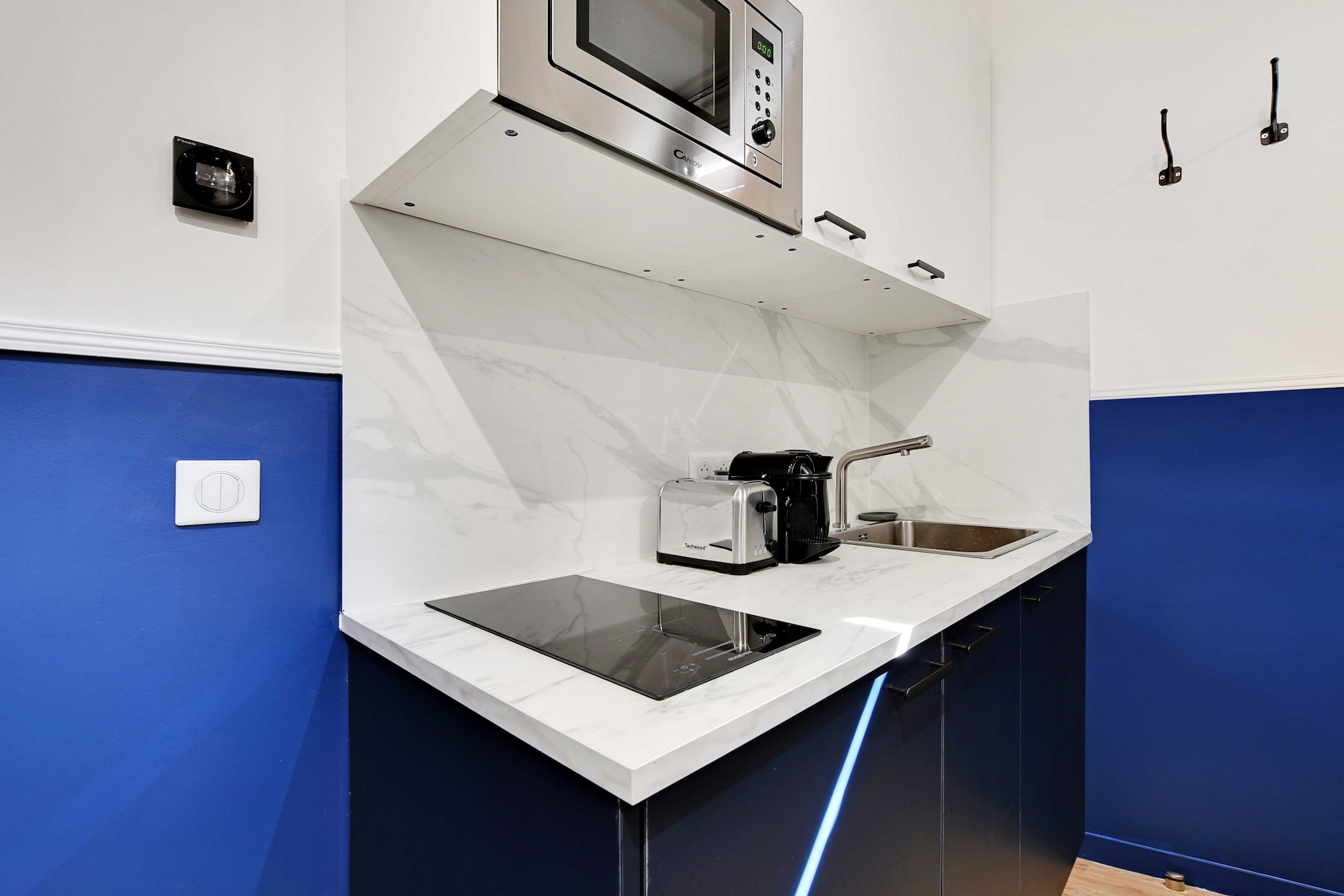 On the 3rd floor: (Kitchen(stove, electric kettle, toaster, coffee machine, combination microwave, fridge, electric hot plates, dishes and cutlery, Cooking basics), Living/bed room(double bed, TV), bathroom(Hot Water, shower, washbasin, toilet, hairdryer, shampoo))\n\nBed Linen, Internet Access DSL, Wardrobe, First Aid, Play area, heating, air conditioning, iron, Towels/Sheets (Incl.), Essentials, Dedicated workspace, Carbon monoxide detector, Cleaning Disinfection, Downtown, Enhanced cleaning practices, High touch surfaces disinfected, Long term stays allowed, Room-darkening shades, Town