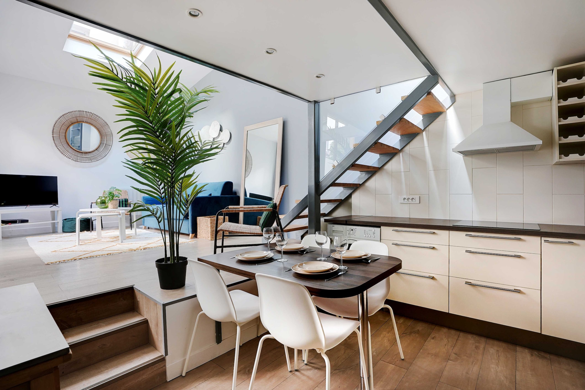 Checkmyguest offers you this charming 44m² apartment located in the Necker district, in the heart of the 15th arrondissement of Paris. Ideal for up to 6 people, this bright, modern apartment offers optimal comfort with its state-of-the-art equipment and elegant decor. Take advantage of its proximity to iconic monuments such as the Eiffel Tower and Champ de Mars.