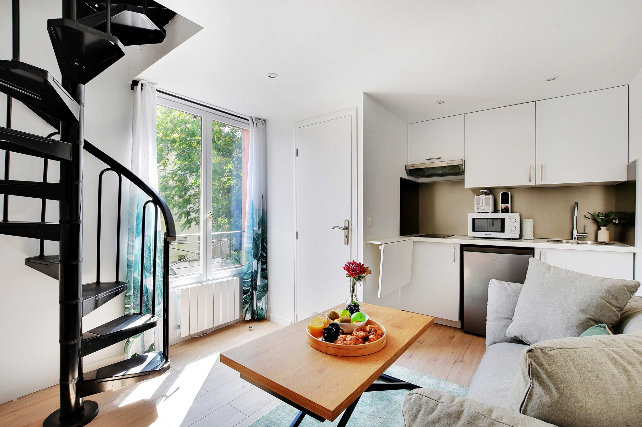 Checkmyguest offers you a charming 21m2 duplex apartment for 2 people, located in Le Kremlin-Bicêtre, in the southern suburbs of Paris. Ideal for a two-person stay in Paris, yet away from the hustle and bustle of the city, this cosy nest offers the perfect balance between privacy and accessibility. Choose this accommodation to explore Paris while enjoying a haven of peace after your busy day.