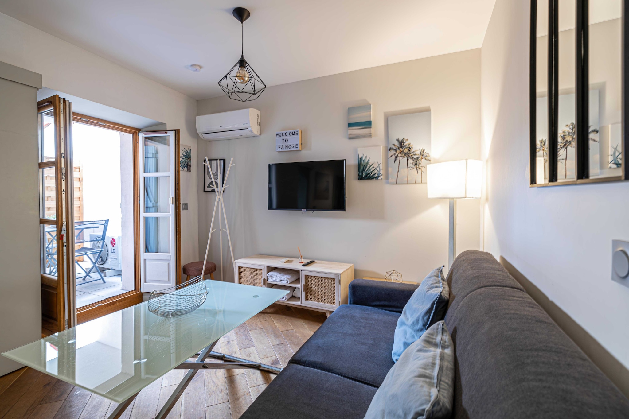 Beautifully renovated 2-room apartment with tasteful decor, featuring 1 bedroom and offering a very spacious living area. Ideally located in the picturesque medieval district of Le Suquet, you are only a 2-minute walk from the heart of downtown Cannes! Additionally, this apartment has a small outdoor space for you to enjoy fresh air and sunshine.