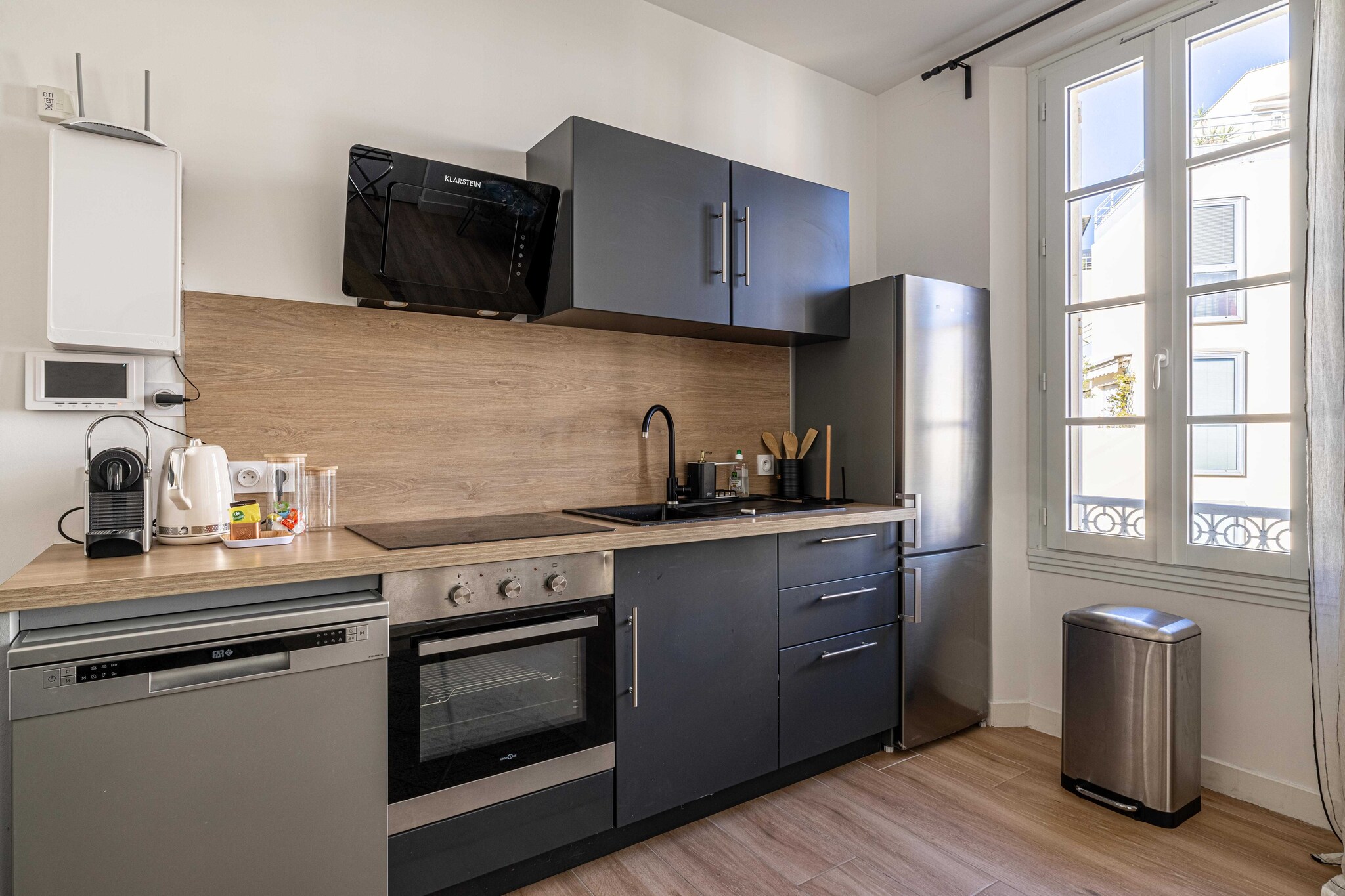 Renovated 2-bedroom apartment, located 5 minutes from the Palais des Festivals and offering you an ideal location for your stay in Cannes.

- By plane: Nice airport is 30 minutes from Cannes
- Private driver from Nice airport: Reservation on request
- By car: Public car park at 200 m
- By train: the station is a 25-minute walk away

During your stay in Cannes, you'll have the chance to explore some wonderful nearby destinations, each offering a unique and memorable experience.	
 Antibes and its cape:Just a few kilometers from Cannes, the charming town of Antibes welcomes you. Explore its rich historical heritage, including the Picasso Museum housed in a superb chÃ¢teau. Stroll through the cobbled streets of old Antibes, where the Provencal market will awaken your senses with its scents and flavors. But don't forget to venture out to Cap d'Antibes, where coastal paths offer breathtaking views of the Mediterranean. 
Les trayas and its red rocks: West of Cannes lies the natural paradise of Les Trayas, a striking contrast to urban life. Explore mountain and forest landscapes that blend harmoniously with the Mediterranean coastline. Hiking enthusiasts will be delighted by the trails leading to the emblematic red rocks, offering breathtaking panoramic sea views.
Grasse and its perfume: Not far from Cannes is the town of Grasse, world-famous as the capital of perfume. You'll have the opportunity to visit renowned perfume factories such as Fragonard, Galimard and Molinard, where you'll discover the art of perfumery and even have the chance to create your own fragrance. Stroll through Grasse's medieval streets, steeped in history and intoxicating scents.