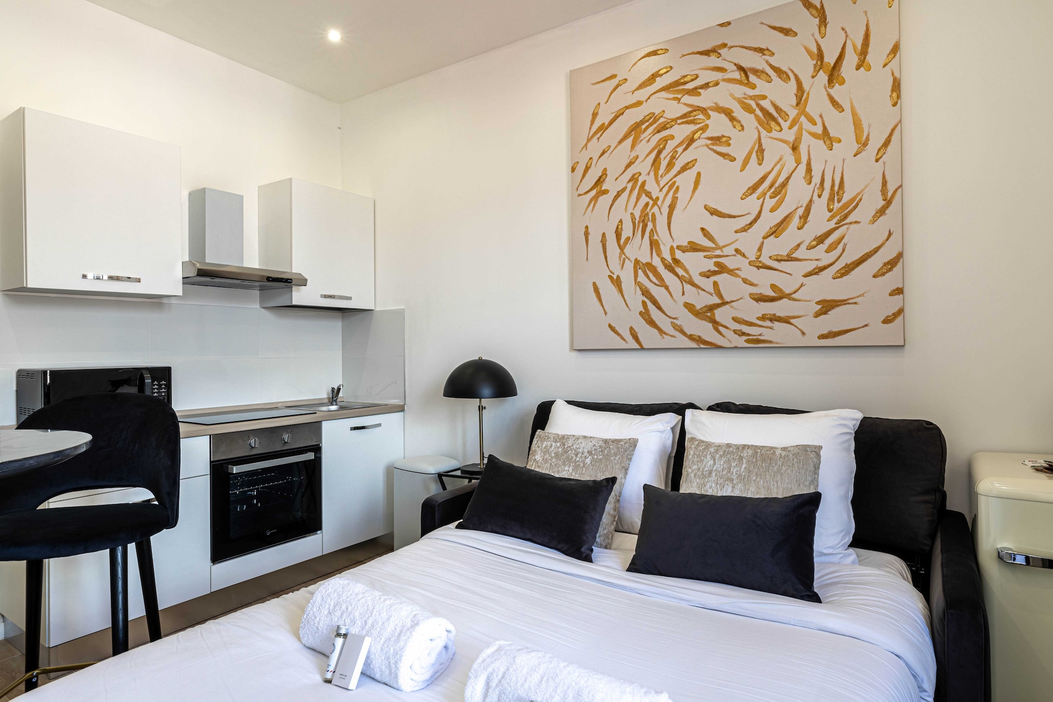 Beautiful renovated apartment in the Gambetta district, 15 minutes walk from the Palais des Festivals.

The location of the apartment will allow you to move quickly and easily:

BY PLANE: Nice-CÃ´te d'Azur Airport (30km)
BY PLANE: Cannes Airport - Mandelieu
BY TRAIN: Cannes train station 8 minutes on foot
BY CAR: A8 motorway
BY CAR: National Highway 85

During your stay in Cannes, you'll have the chance to explore some wonderful nearby destinations, each offering a unique and memorable experience.	
 Antibes and its cape:Just a few kilometers from Cannes, the charming town of Antibes welcomes you. Explore its rich historical heritage, including the Picasso Museum housed in a superb chÃ¢teau. Stroll through the cobbled streets of old Antibes, where the Provencal market will awaken your senses with its scents and flavors. But don't forget to venture out to Cap d'Antibes, where coastal paths offer breathtaking views of the Mediterranean. 
Les trayas and its red rocks: West of Cannes lies the natural paradise of Les Trayas, a striking contrast to urban life. Explore mountain and forest landscapes that blend harmoniously with the Mediterranean coastline. Hiking enthusiasts will be delighted by the trails leading to the emblematic red rocks, offering breathtaking panoramic sea views.
Grasse and its perfume: Not far from Cannes is the town of Grasse, world-famous as the capital of perfume. You'll have the opportunity to visit renowned perfume factories such as Fragonard, Galimard and Molinard, where you'll discover the art of perfumery and even have the chance to create your own fragrance. Stroll through Grasse's medieval streets, steeped in history and intoxicating scents.