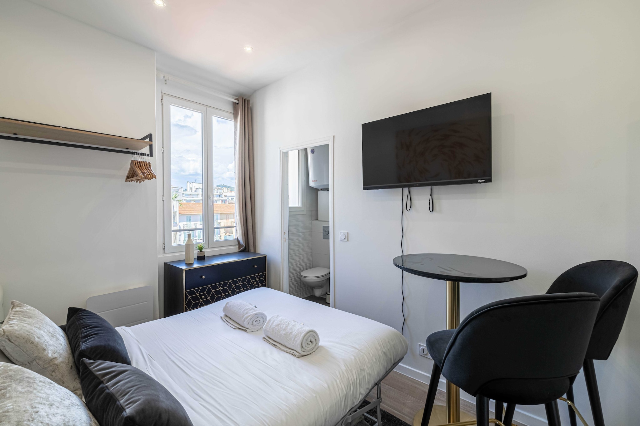 On the 3rd floor: (Kitchen(stove, electric kettle, toaster, coffee machine, microwave, fridge, dishes and cutlery), Living/bed room(Bed Linen, double bed, TV, air conditioning), bathroom(Towels/Sheets (Incl.), shampoo))\n\nHot Water, Internet Access DSL, Wardrobe, First Aid, Play area, heating, iron, hairdryer, Essentials, Carbon monoxide detector, Cleaning Disinfection, Downtown, Enhanced cleaning practices, High touch surfaces disinfected, Long term stays allowed, Near Ocean, Town