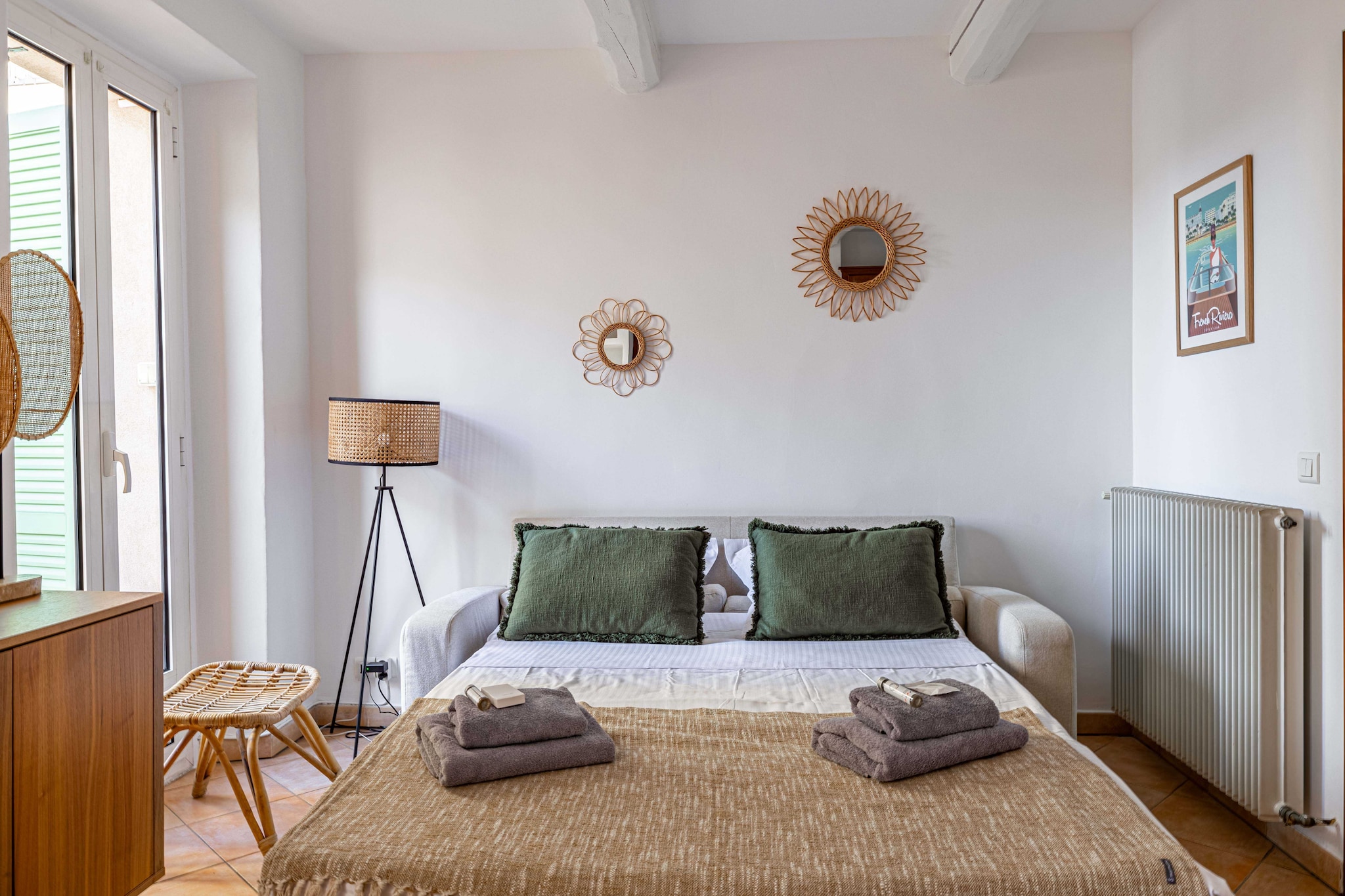 On the 1st floor: (Living room(double sofa bed, TV), Kitchen(stove, electric kettle, toaster, coffee machine, oven, combination microwave, dishwasher, fridge, dishes and cutlery, Cooking basics), bedroom(Wardrobe, double bed), bathroom(toilet, hairdryer, shampoo, hot water))\n\nBed Linen, Desk, Hot Water, Internet Access DSL, First Aid, Play area, heating, air conditioning, iron, Towels/Sheets (Incl.), Essentials, Dedicated workspace, Cooking basics, Carbon monoxide detector, Cleaning Disinfection, Downtown, Enhanced cleaning practices, High touch surfaces disinfected, Long term stays allowed, Near Ocean, Town