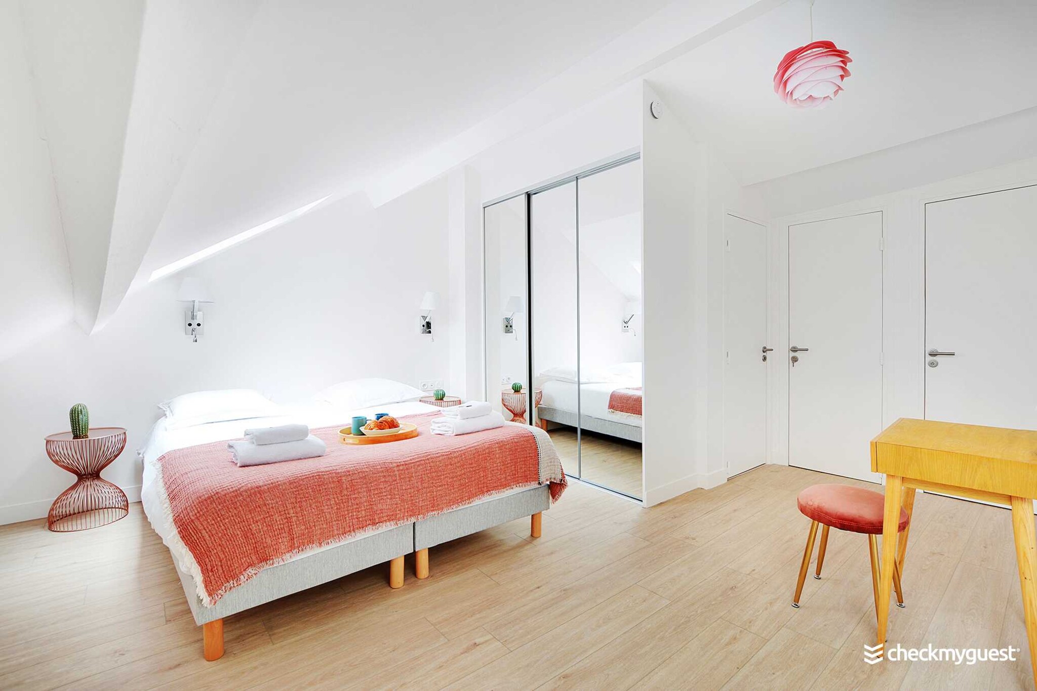 Ground floor: (Living room(single sofa bed, TV), bathroom(shower, toilet))\n\nGuest house on the 1st floor: (Living room(single sofa bed), open kitchen(stove, electric kettle, toaster, coffee machine(espresso), oven, microwave, dishwasher, fridge, dishes and cutlery), bedroom(single bed, single bed), Bedroom with bathroom(double bed, shower), toilet(toilet))\n\nGuest house on the 2nd floor: (Bedroom with bathroom(double bed, shower), toilet(toilet))\n\nBed Linen, Desk, Hot Water, Internet Access DSL, Wardrobe, First Aid, Play area, TV, heating, iron, hairdryer, crib(free), Towels/Sheets (Incl.), shampoo, Essentials, Dedicated workspace, Cooking basics, Carbon monoxide detector, Cleaning Disinfection, Downtown, Enhanced cleaning practices, High touch surfaces disinfected, Long term stays allowed, Room-darkening shades, Town