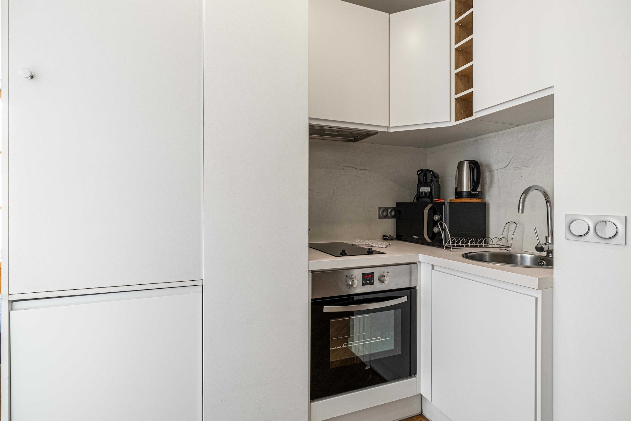 A spacious apartment in the heart of Cannes, nestled in the picturesque medieval district of Suquet, just a leisurely 100-meter stroll away from the prestigious Palais des Festivals!

- By plane: Nice airport is 30 minutes from Cannes
- Private driver from Nice airport: Reservation on request
- By car: Public parking at 100 m
- By train: the station is a 10-minute walk away

During your stay in Cannes, you'll have the chance to explore some wonderful nearby destinations, each offering a unique and memorable experience.	
 Antibes and its cape:Just a few kilometers from Cannes, the charming town of Antibes welcomes you. Explore its rich historical heritage, including the Picasso Museum housed in a superb chÃ¢teau. Stroll through the cobbled streets of old Antibes, where the Provencal market will awaken your senses with its scents and flavors. But don't forget to venture out to Cap d'Antibes, where coastal paths offer breathtaking views of the Mediterranean. 
Les trayas and its red rocks: West of Cannes lies the natural paradise of Les Trayas, a striking contrast to urban life. Explore mountain and forest landscapes that blend harmoniously with the Mediterranean coastline. Hiking enthusiasts will be delighted by the trails leading to the emblematic red rocks, offering breathtaking panoramic sea views.
Grasse and its perfume: Not far from Cannes is the town of Grasse, world-famous as the capital of perfume. You'll have the opportunity to visit renowned perfume factories such as Fragonard, Galimard and Molinard, where you'll discover the art of perfumery and even have the chance to create your own fragrance. Stroll through Grasse's medieval streets, steeped in history and intoxicating scents.