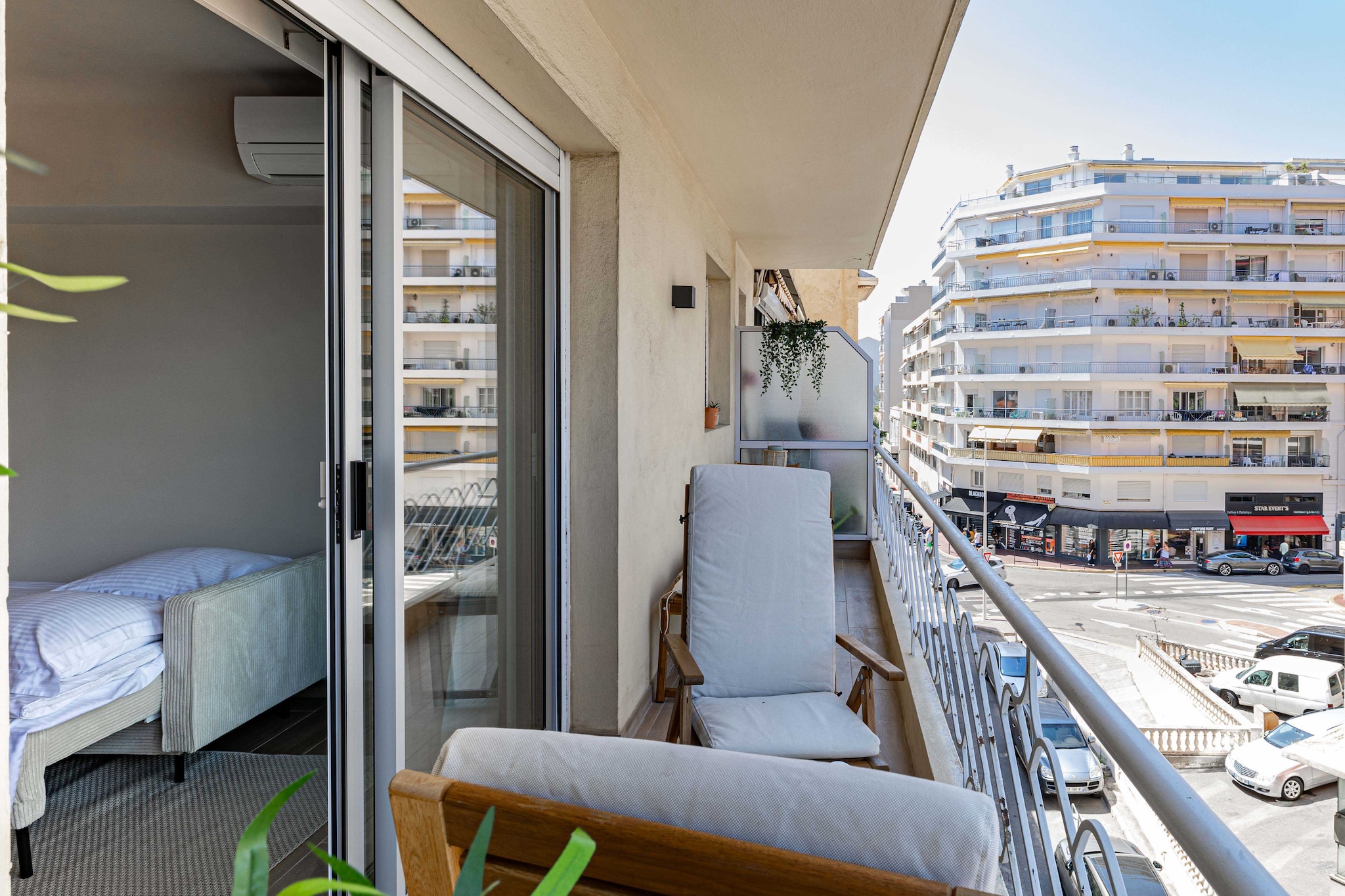 The apartment is ideally located less than 5 minutes walk from the beach and 12 minutes from the Palais des Festivals.

- By plane: Nice airport is 30 minutes from Cannes
- Private driver from Nice airport: Reservation on request
- By car: Public parking at 100 m
- By train: the station is a 15-minute walk away
During your stay in Cannes, you'll have the chance to explore some wonderful nearby destinations, each offering a unique and memorable experience.	
 Antibes and its cape:Just a few kilometers from Cannes, the charming town of Antibes welcomes you. Explore its rich historical heritage, including the Picasso Museum housed in a superb chÃ¢teau. Stroll through the cobbled streets of old Antibes, where the Provencal market will awaken your senses with its scents and flavors. But don't forget to venture out to Cap d'Antibes, where coastal paths offer breathtaking views of the Mediterranean. 
Les trayas and its red rocks: West of Cannes lies the natural paradise of Les Trayas, a striking contrast to urban life. Explore mountain and forest landscapes that blend harmoniously with the Mediterranean coastline. Hiking enthusiasts will be delighted by the trails leading to the emblematic red rocks, offering breathtaking panoramic sea views.
Grasse and its perfume: Not far from Cannes is the town of Grasse, world-famous as the capital of perfume. You'll have the opportunity to visit renowned perfume factories such as Fragonard, Galimard and Molinard, where you'll discover the art of perfumery and even have the chance to create your own fragrance. Stroll through Grasse's medieval streets, steeped in history and scents.