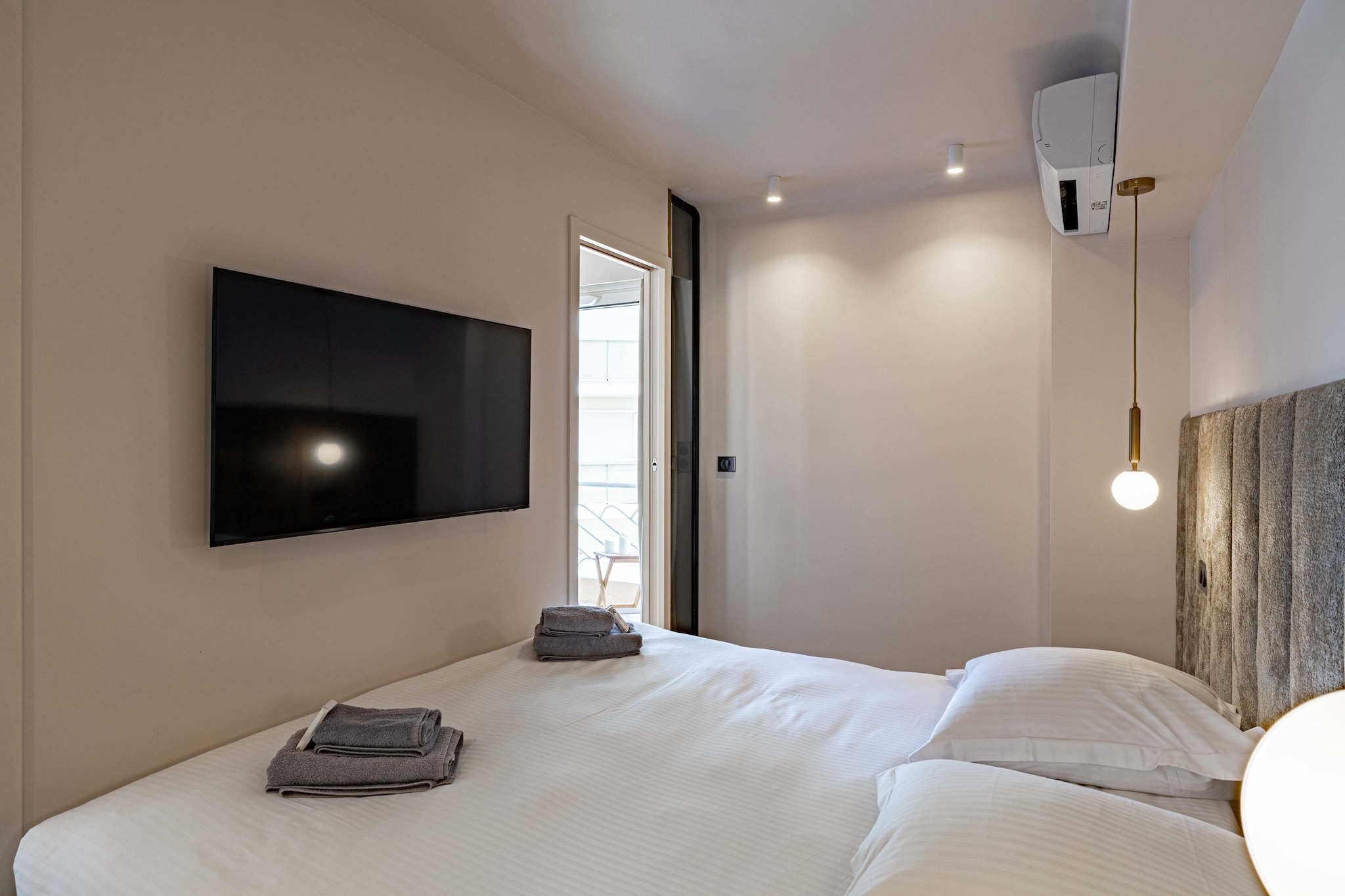 On the 3rd floor: (Kitchen(stove, electric kettle, toaster, coffee machine, oven, fridge, dishes and cutlery), Living/bed room(Desk, Internet Access DSL, double sofa bed, TV, air conditioning), bedroom(Bed Linen, Wardrobe, double bed), bathroom(shower, washbasin, toilet, Towels/Sheets (Incl.)))\n\nHot Water, First Aid, Play area, cot, washing machine, balcony or terrace, heating, iron, hairdryer, shampoo, Essentials, Carbon monoxide detector, Cleaning Disinfection, Downtown, Enhanced cleaning practices, High touch surfaces disinfected, Long term stays allowed, Near Ocean, Town