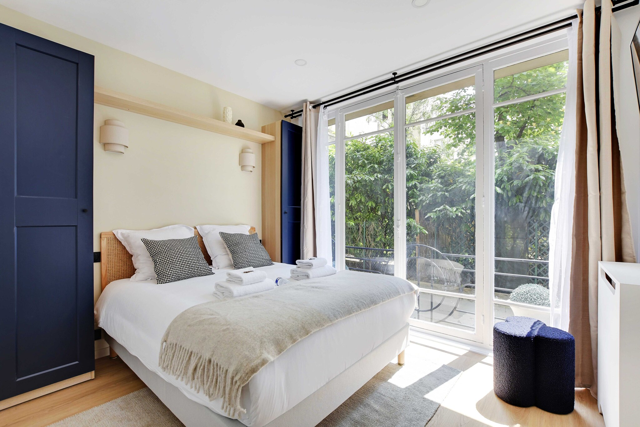 Checkmyguest offers you a magnificent 40 m² 2-bedroom apartment in a beautiful district of Paris' 15th arrondissement. This residence is close to the Eiffel Tower and the Hôtel des Invalides, two of the capital's most emblematic monuments.
The geographical location of the apartment will allow you to move around the capital very easily via these many public transport options :
- Metro: Segur (line 10) 2-minute walk
- Metro: Cambronne (line 6) 4 minutes on foot
- BUS (day and night)
- Vélib station
- Several cab companies available: Les cabs G7 (the most popular) - call 36 07.