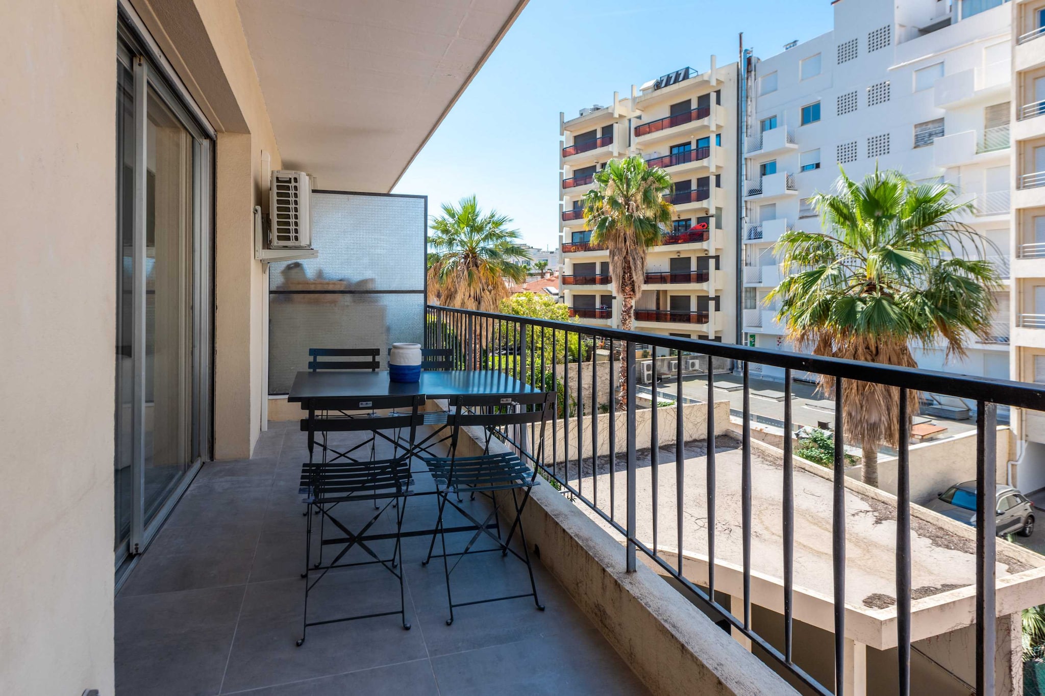 Beautiful flat completely renovated at 3 minutes walk from the beach and many shops.
- By plane: Nice airport is 25 minutes away by car
- By train: 4 minutes walk from the Juan les Pins train station
- By car : Public parking at 100 m
Around Juan-les-Pins, you'll find a variety of activities to fully enjoy your stay on the French Riviera. Here are three suggestions for things to do in the vicinity of Juan-les-Pins:
Explore Antibes and its Old Town (Vieil Antibes):
Antibes, the neighboring town to Juan-les-Pins, offers a charming atmosphere with its Old Town. Wander through narrow and picturesque streets, visit the lively Provencal market, and discover iconic sites such as the Picasso Museum housed in the Grimaldi Castle. Enjoy panoramic views from the ramparts of Antibes.
Walk or Bike around Cap d'Antibes:
The Cap d'Antibes, located nearby, is a preserved natural site offering beautiful coastal trails. Take a stroll along paths lined with umbrella pines and discover secluded coves. If you enjoy cycling, follow the bike paths that provide spectacular views of the Mediterranean. Don't forget to take a break to admire the scenery from the Cap d'Antibes lighthouse.
Boat Trip to the Lérins Islands:
Take advantage of Juan-les-Pins' prime location to take a boat trip and explore the Lérins Islands. These islands, Sainte-Marguerite and Saint-Honorat, offer pristine beaches, hiking trails, and a fascinating history. On Sainte-Marguerite Island, you can visit the famous prison where the Man in the Iron Mask was held.
Whether you're into cultural exploration, outdoor hiking, or seaside relaxation, the surroundings of Juan-les-Pins provide a variety of options to satisfy every preference.