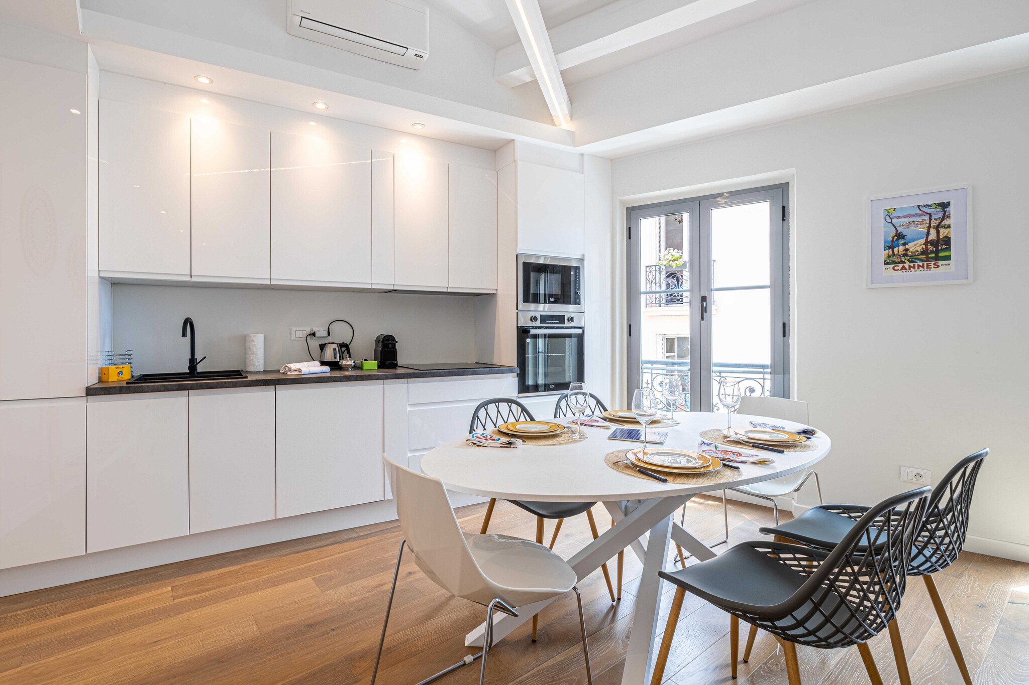 Checkmyguest offers this magnificent, recently renovated 3-room flat. It sleeps up to 4 people, has two double bedrooms and air conditioning. Modern, well-equipped and close to the beaches. Book now for an unforgettable holiday in Cannes! ðŸŒŠðŸ–ï¸

- By plane: Nice airport is 30 minutes from Cannes
- Private driver from Nice airport: Booking on request
- By car: Public car park at 100 m
- By train: the station is 5 minutes away on foot