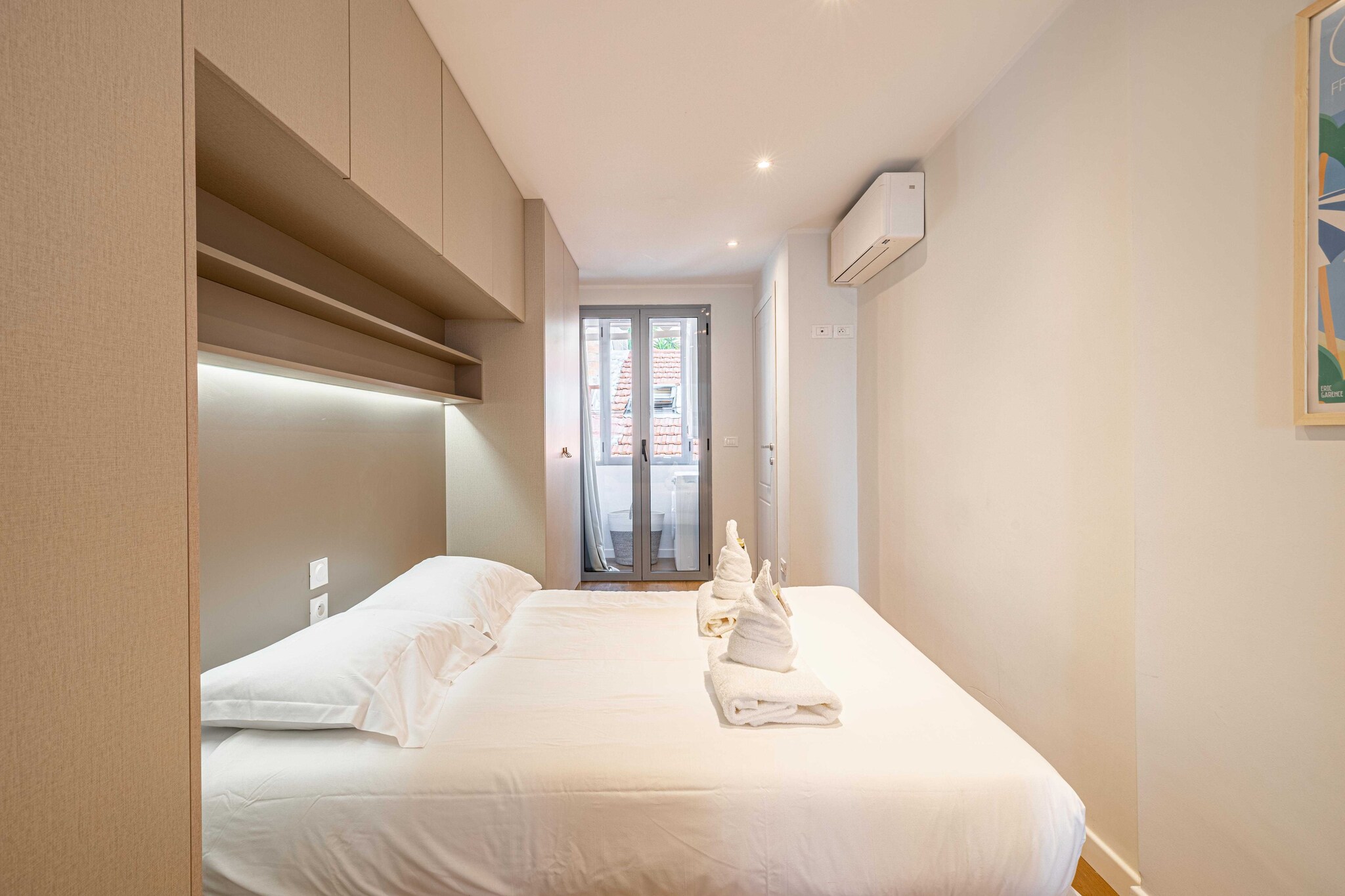 On the 2nd floor: (Kitchen(stove, electric kettle, toaster, coffee machine, oven, microwave, dishwasher, fridge), bedroom(Bed Linen, TV, Queen Bed), bedroom(Queen Bed), bathroom(shower, toilet, hairdryer, Towels/Sheets (Incl.), shampoo), bathroom(shower, toilet))\n\nHot Water, Internet Access DSL, Safe, Wardrobe, First Aid, Play area, cot, washing machine, heating, air conditioning, iron, Essentials, dishes and cutlery, Dedicated workspace, Cooking basics, Carbon monoxide detector, Cleaning Disinfection, Downtown, Enhanced cleaning practices, High touch surfaces disinfected, Long term stays allowed, Room-darkening shades, Town, Village