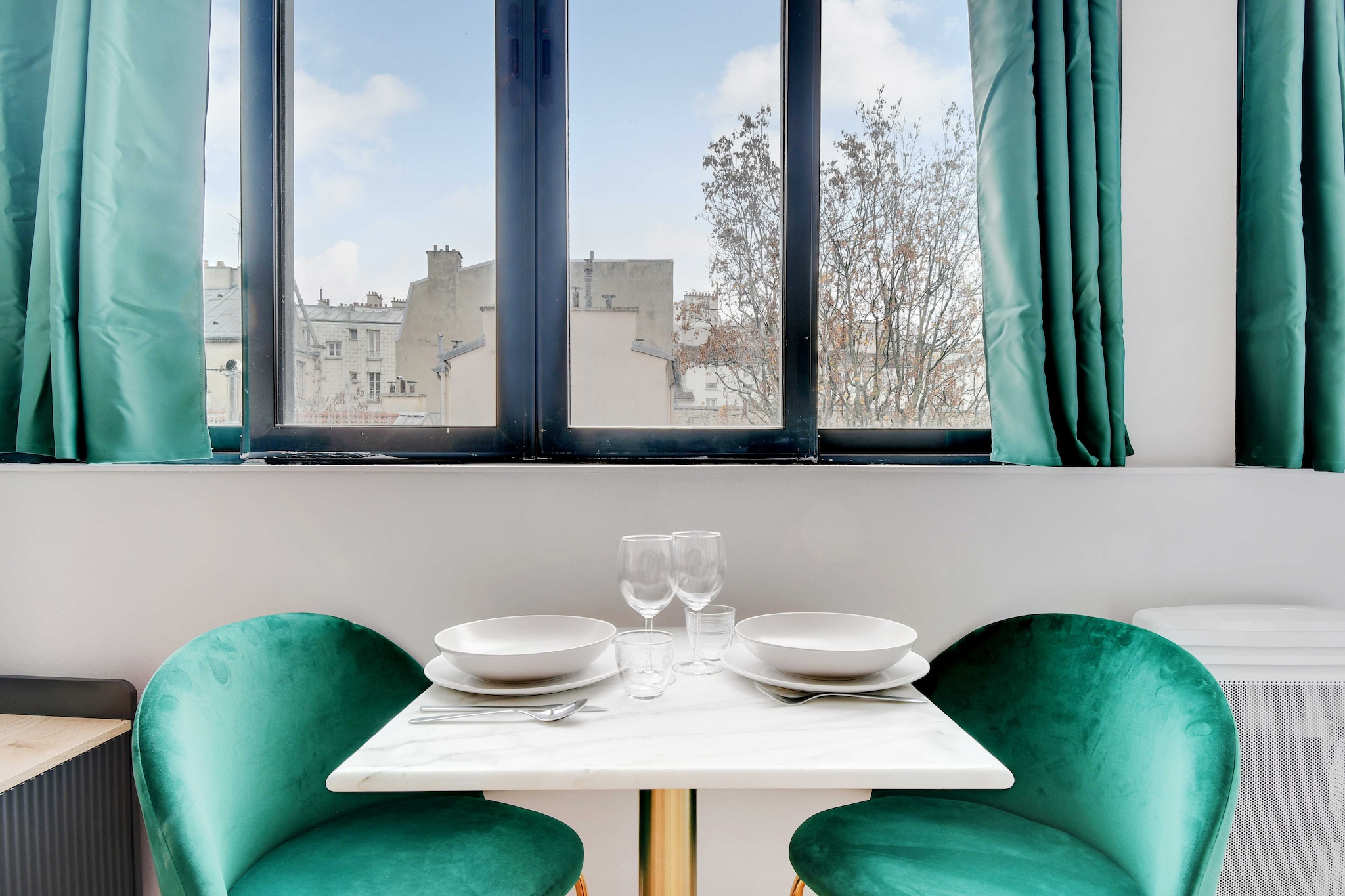 Checkmyguest offers you this splendid 13mÂ² studio apartment, comfortable, bright and warm, in the trendy Belleville district, in the 20th arrondissement of Paris. You'll appreciate its immediate proximity to the magnificent Buttes-Chaumont park. Ideal for a unique stay in Paris, this apartment offers an exceptional and dynamic living environment.