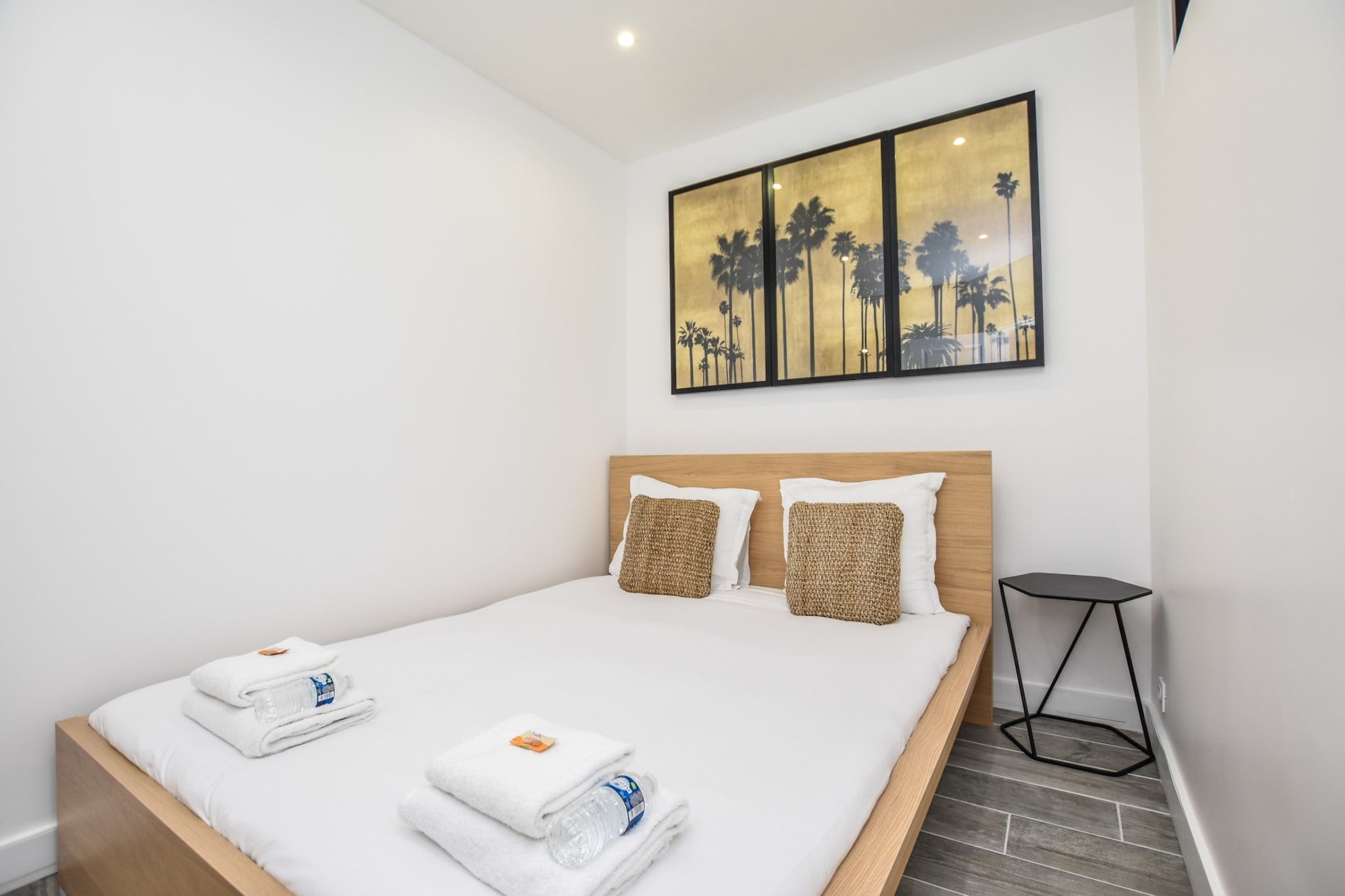 Ground floor: (Kitchen(stove, electric kettle, toaster, coffee machine, microwave, fridge, dishes and cutlery, Cooking basics), Living/bed room(Desk, Internet Access DSL, double sofa bed, TV), bedroom(Bed Linen, Wardrobe, double bed), bathroom(shower, washbasin, toilet, hairdryer, Towels/Sheets (Incl.), shampoo))\n\nHot Water, First Aid, Play area, heating, Essentials, Carbon monoxide detector, Cleaning Disinfection, Downtown, Enhanced cleaning practices, High touch surfaces disinfected, Long term stays allowed, Town