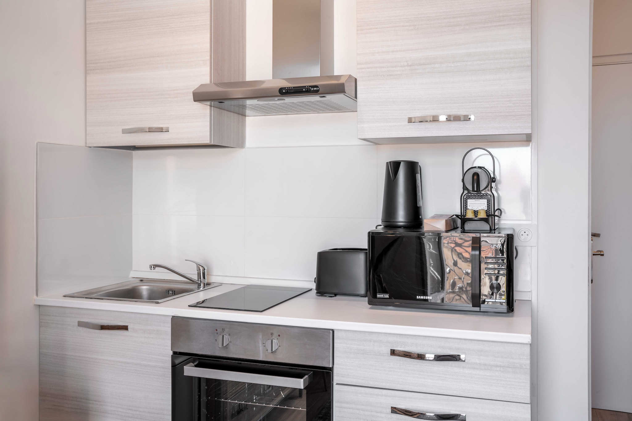 Beautiful renovated apartment in the Gambetta district, 15 minutes walk from the Palais des Festivals.

The location of the apartment will allow you to move quickly and easily:

BY PLANE: Nice-CÃ´te d'Azur Airport (30km)
BY PLANE: Cannes Airport - Mandelieu
BY TRAIN: Cannes train station 8 minutes on foot
BY CAR: A8 motorway
BY CAR: National Highway 85