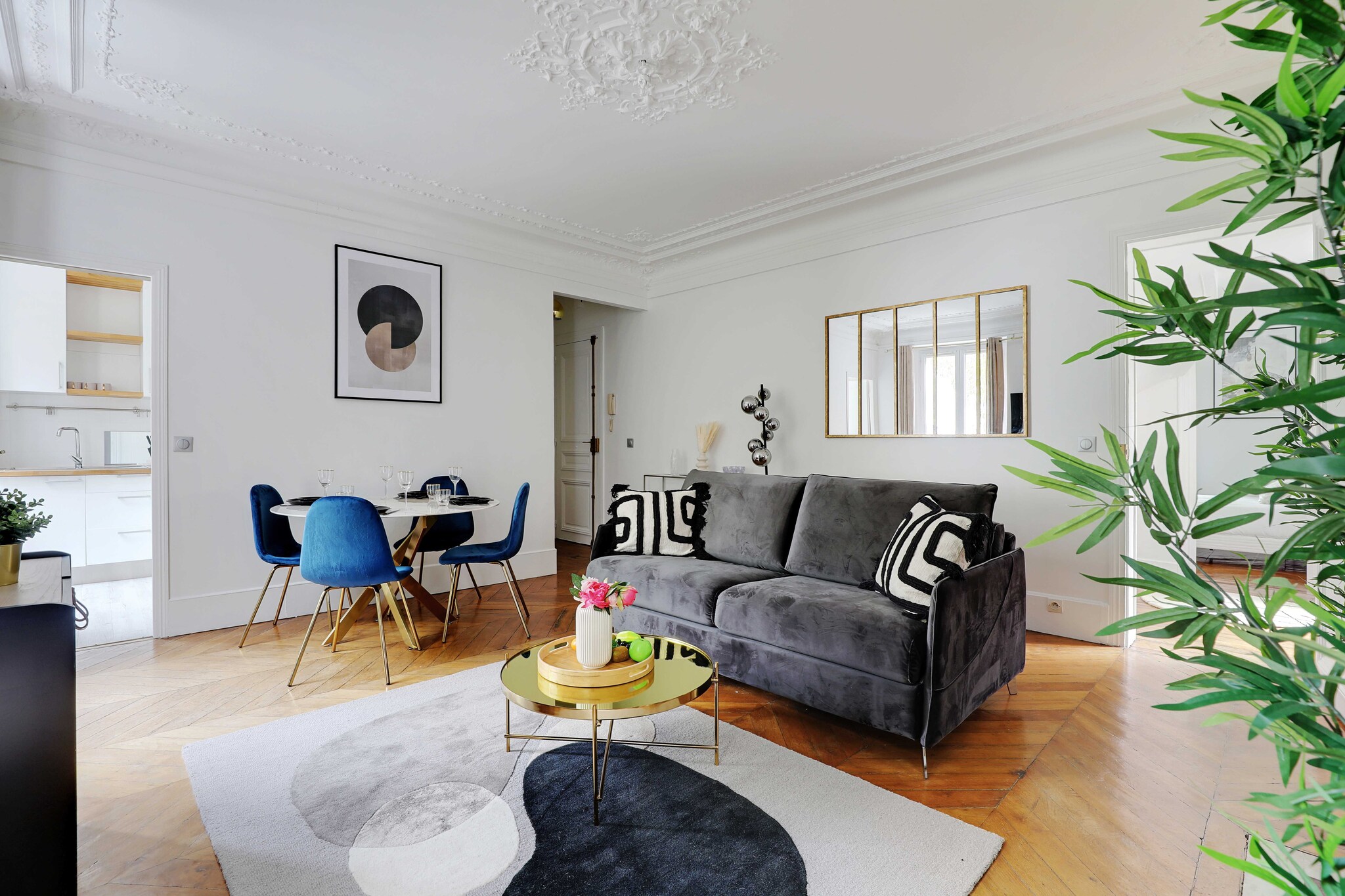 Checkmyguest offers you a magnificent 63 m² one-bedroom apartment in the Batignolles district, in the 17th arrondissement of Paris. Well-equipped for unforgettable stays, this apartment is close to the charming Square des Batignolles, an emblematic green space in the neighborhood, ideal for relaxing moments.