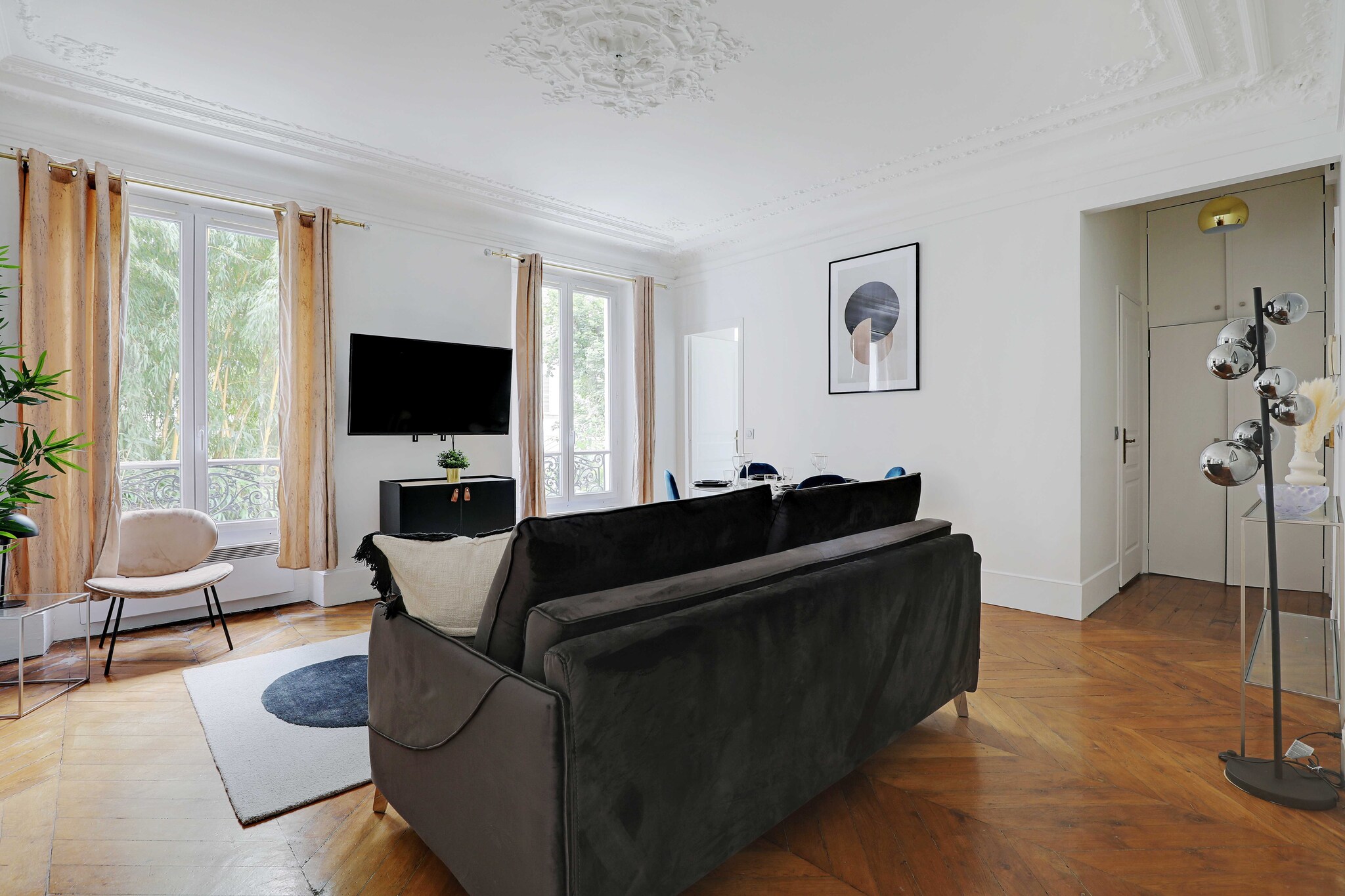 On the 1st floor: (Living room(single sofa bed, TV), Kitchen(stove, electric kettle, toaster, coffee machine, oven, microwave, fridge, washing machine, dishes and cutlery, Cooking basics), bedroom(double bed), bathroom(shower, washbasin, toilet, hairdryer))\n\nDesk, Hot Water, Internet Access DSL, Wardrobe, First Aid, Play area, heating, iron, Towels/Sheets (Incl.), shampoo, Essentials, Carbon monoxide detector, Cleaning Disinfection, Downtown, Enhanced cleaning practices, High touch surfaces disinfected, Long term stays allowed, Town