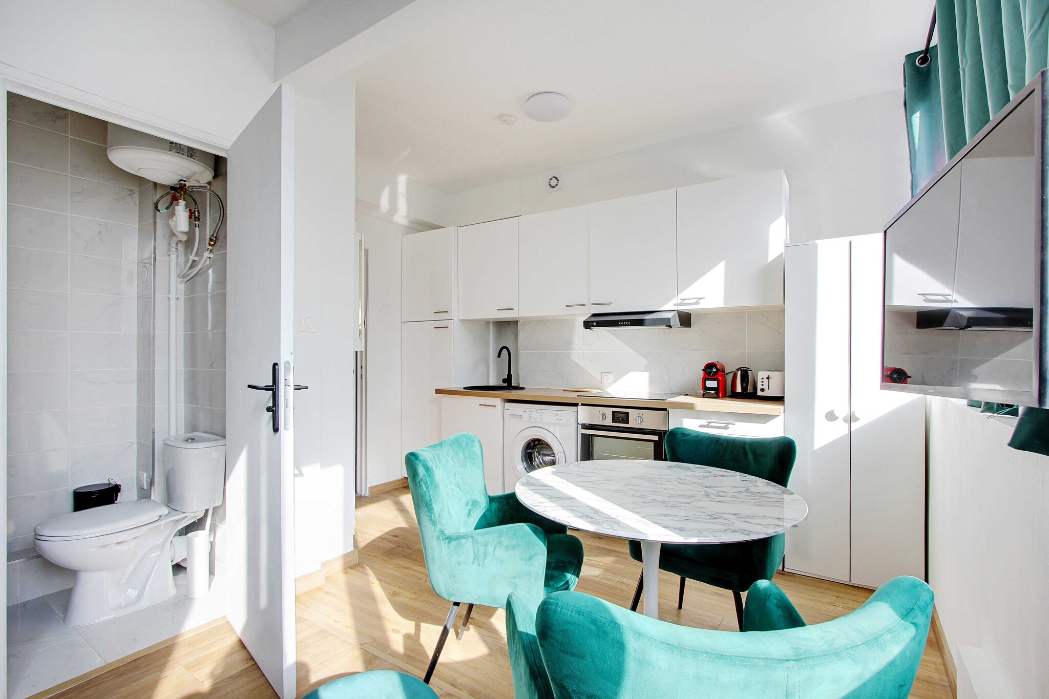 On the 2nd floor: (Kitchen(dining table, stove, hob, electric kettle, toaster, coffee machine, oven, fridge, electric hot plates, dishes and cutlery, Cooking basics, Wine glasses), Living/bed room(Bed Linen, double sofa bed, TV), bathroom(shower, toilet, Towels/Sheets (Incl.), shampoo))\n\nHot Water, Internet Access DSL, Wardrobe, First Aid, Play area, washing machine, heating, iron, hairdryer, Essentials, Dedicated workspace, Carbon monoxide detector, Enhanced cleaning practices, Long term stays allowed, Room-darkening shades