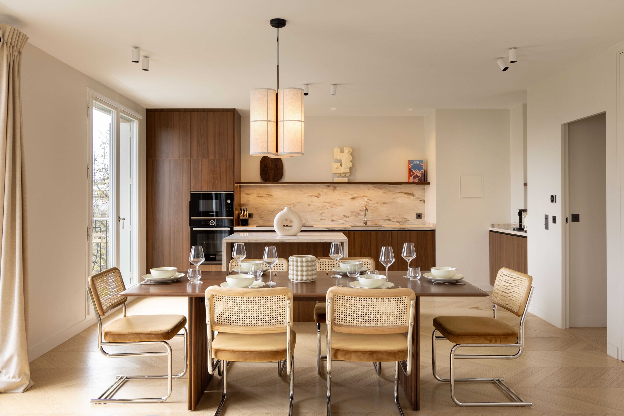 Checkmyguest offers this spacious 130 mÂ² apartment in the Chaillot district, in the prestigious 16th arrondissement of Paris. With a breathtaking view of the Arc de Triomphe, this property offers an exceptional living environment, close to the majestic Eiffel Tower, in the heart of the city.

The geographical location of the apartment will allow you to move around the capital very easily via these many public transport options: 

- Metro : Alma Marceau (line 9), a 30-second walk away
- Numerous BUS lines day and night
- Velib station
- Several cab companies available : Taxis G7 (the most popular) : call 36 07.