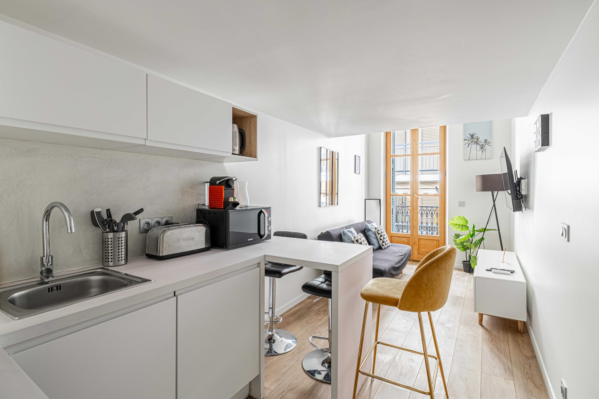 Sublime mezzanine duplex in the heart of Cannes, in the medieval district of Le Suquet, just 100m walk from the Palais des Festivals!

- By plane: Nice airport is 30 minutes from Cannes
- Private driver from Nice airport: Reservation on request
- By car: Public parking at 100 m
- By train: the station is a 10-minute walk away

During your stay in Cannes, you'll have the chance to explore some wonderful nearby destinations, each offering a unique and memorable experience.	
 Antibes and its cape:Just a few kilometers from Cannes, the charming town of Antibes welcomes you. Explore its rich historical heritage, including the Picasso Museum housed in a superb chÃ¢teau. Stroll through the cobbled streets of old Antibes, where the Provencal market will awaken your senses with its scents and flavors. But don't forget to venture out to Cap d'Antibes, where coastal paths offer breathtaking views of the Mediterranean. 
Les trayas and its red rocks: West of Cannes lies the natural paradise of Les Trayas, a striking contrast to urban life. Explore mountain and forest landscapes that blend harmoniously with the Mediterranean coastline. Hiking enthusiasts will be delighted by the trails leading to the emblematic red rocks, offering breathtaking panoramic sea views.
Grasse and its perfume: Not far from Cannes is the town of Grasse, world-famous as the capital of perfume. You'll have the opportunity to visit renowned perfume factories such as Fragonard, Galimard and Molinard, where you'll discover the art of perfumery and even have the chance to create your own fragrance. Stroll through Grasse's medieval streets, steeped in history and intoxicating scents.