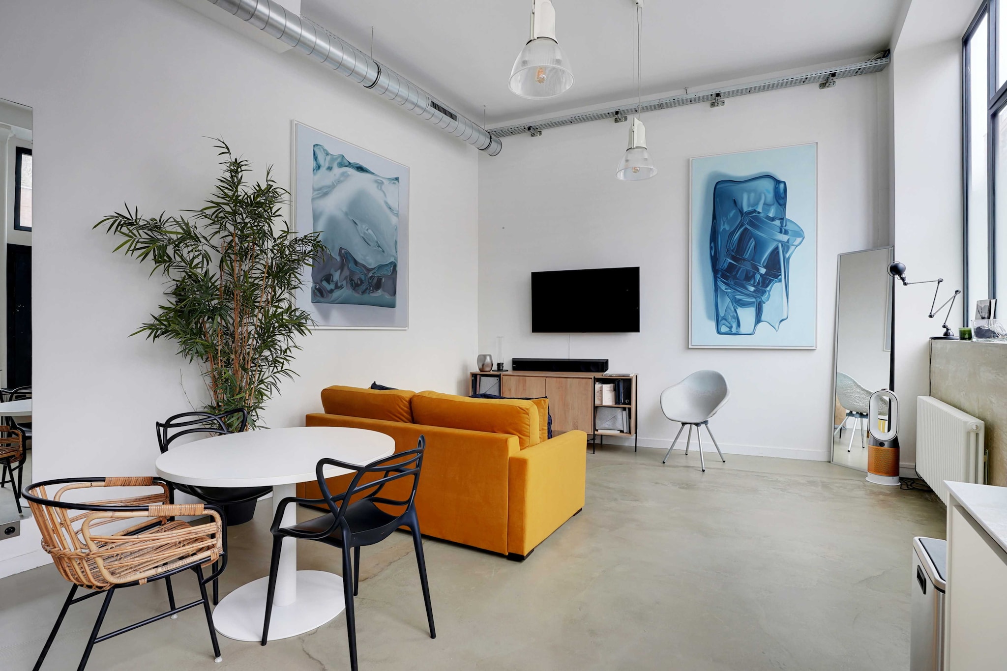 Ground floor: (Living room(double sofa bed, TV, iron), Kitchen(Wardrobe, electric kettle, toaster, coffee machine, oven, microwave, dishwasher, fridge, dishes and cutlery, Cooking basics), bedroom(Bed Linen, Queen Bed), bedroom(double king size bed), bathroom(shower, hairdryer, Towels/Sheets (Incl.), shampoo), bathroom(shower, hairdryer, Towels/Sheets (Incl.), shampoo), toilet(toilet))\n\nHot Water, Internet Access DSL, First Aid, Play area, washing machine, heating, Essentials, Dedicated workspace, Carbon monoxide detector, Downtown, Long term stays allowed, Room-darkening shades, Town