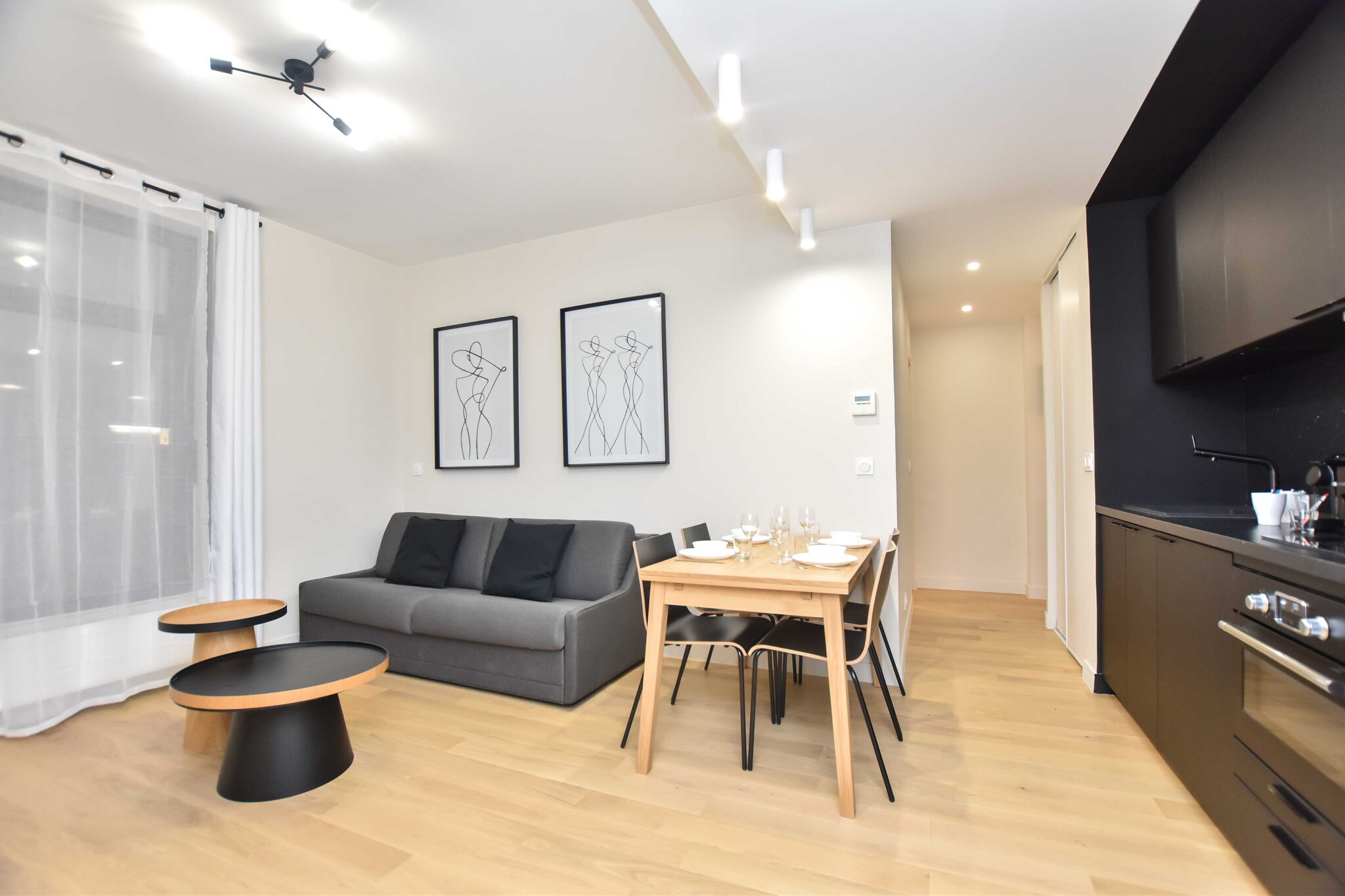 Welcome to our elegant 55 m² flat, ideally located in the prestigious 16th arrondissement, in the upmarket Chaillot district. With two bedrooms and a host of amenities, this apartment promises you an unforgettable stay in Paris. It's a golden opportunity to discover the emblematic monuments of the City of Light, including the timeless Eiffel Tower.