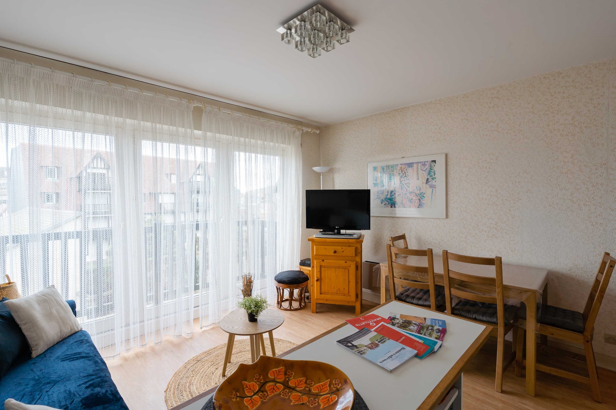 On the 1st floor: (Kitchen(stove, electric kettle, toaster, coffee machine, oven, microwave, fridge, dishes and cutlery), Living/diningroom(Internet Access DSL, TV, dining table), bedroom(Bed Linen, Wardrobe, double bed), bedroom(double sofa bed), bathroom(shower, washbasin, toilet, washing machine, Towels/Sheets (Incl.)))\n\nElevator, Hot Water, First Aid, Play area, balcony or terrace, heating, iron, hairdryer, crib(free), shampoo, Essentials, Carbon monoxide detector, Cleaning Disinfection, Downtown, Enhanced cleaning practices, High touch surfaces disinfected, Long term stays allowed, Town