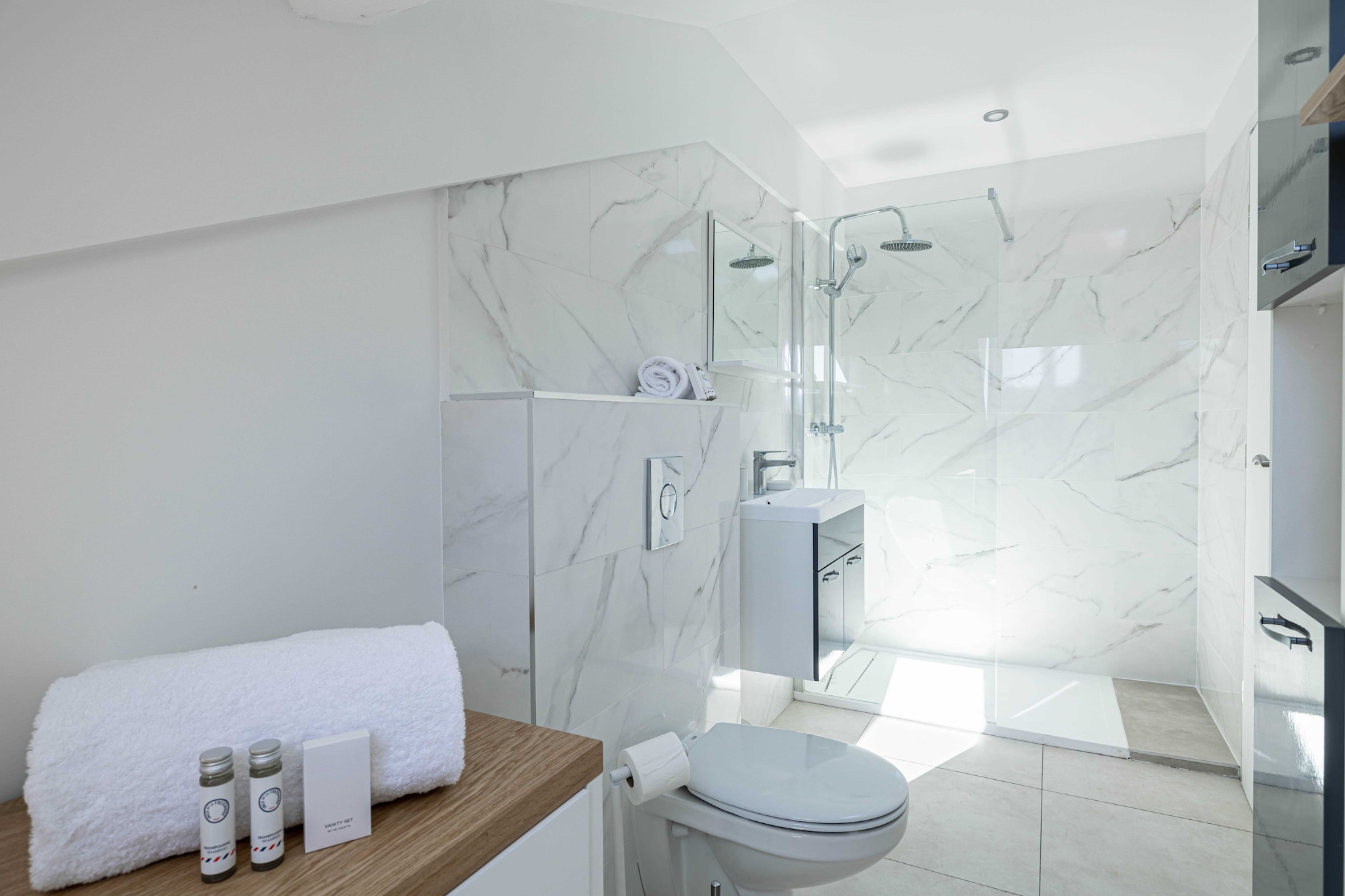 Beautiful renovated apartment in the Gambetta district, 15 minutes walk from the Palais des Festivals.

The location of the apartment will allow you to move quickly and easily:

BY PLANE: Nice-CÃ´te d'Azur Airport (30km)
BY PLANE: Cannes Airport - Mandelieu
BY TRAIN: Cannes train station 8 minutes on foot
BY CAR: A8 motorway
BY CAR: National Highway 85
During your stay in Cannes, you'll have the chance to explore some wonderful nearby destinations, each offering a unique and memorable experience.	
 Antibes and its cape:Just a few kilometers from Cannes, the charming town of Antibes welcomes you. Explore its rich historical heritage, including the Picasso Museum housed in a superb chÃ¢teau. Stroll through the cobbled streets of old Antibes, where the Provencal market will awaken your senses with its scents and flavors. But don't forget to venture out to Cap d'Antibes, where coastal paths offer breathtaking views of the Mediterranean. 
Les trayas and its red rocks: West of Cannes lies the natural paradise of Les Trayas, a striking contrast to urban life. Explore mountain and forest landscapes that blend harmoniously with the Mediterranean coastline. Hiking enthusiasts will be delighted by the trails leading to the emblematic red rocks, offering breathtaking panoramic sea views.
Grasse and its perfume: Not far from Cannes is the town of Grasse, world-famous as the capital of perfume. You'll have the opportunity to visit renowned perfume factories such as Fragonard, Galimard and Molinard, where you'll discover the art of perfumery and even have the chance to create your own fragrance. Stroll through Grasse's medieval streets, steeped in history and intoxicating scents.