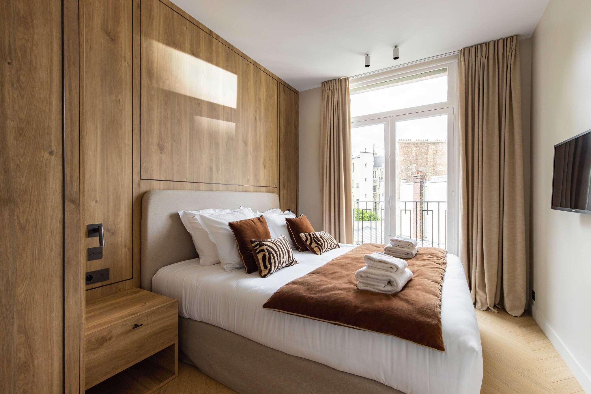 On the 5th floor: (Living room(TV, dining table, seating area), Kitchen(stove, electric kettle, toaster, coffee machine, oven, combination microwave, dishwasher, fridge, electric hot plates, dishes and cutlery, Cooking basics), bedroom(double bed, TV), bedroom(double bed, TV), bedroom(double bed, TV), bathroom(shower), bathroom(shower, toilet), bathroom(shower), toilet(toilet))\n\nBed Linen, Elevator, Hot Water, Internet Access DSL, Wardrobe, First Aid, Play area, washing machine, balcony or terrace, heating, air conditioning, iron, hairdryer, Towels/Sheets (Incl.), shampoo, Essentials, Dedicated workspace, Carbon monoxide detector, Downtown, Room-darkening shades, Town