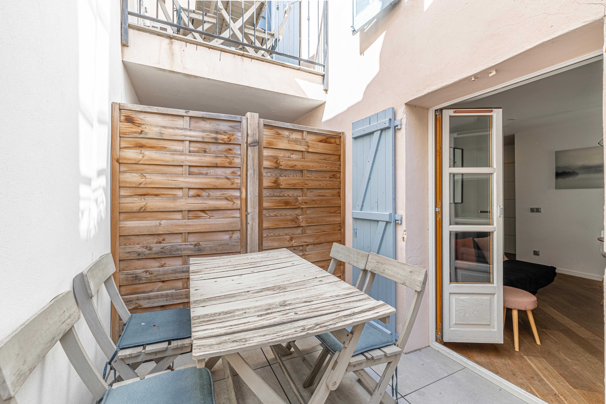 Beautifully renovated 2-room apartment with tasteful decor, featuring 1 bedroom and offering a very spacious living area. Ideally located in the picturesque medieval district of Le Suquet, you are only a 2-minute walk from the heart of downtown Cannes! Additionally, this apartment has a small outdoor space for you to enjoy fresh air and sunshine.