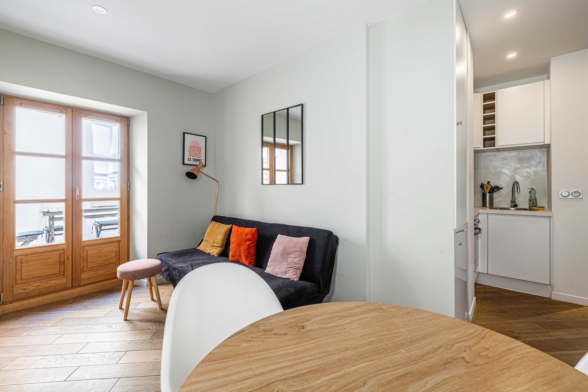 Magnificent renovated 2 bedroom apartment, Terrace