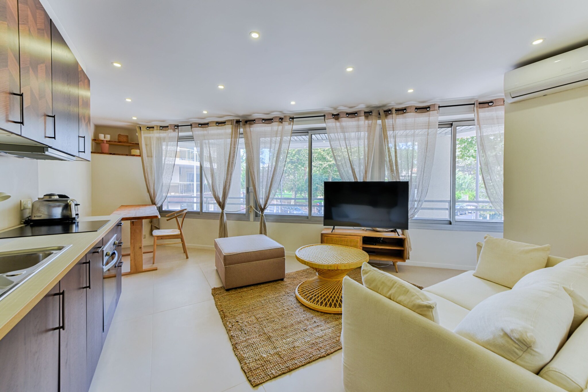 Beautiful apartment of 50m2 for 7 people, in the center of Juan-Les-Pins.
- By plane : Nice airport is 25 minutes away by car
- By train : 4 minutes walk from the Juan les Pins train station
- By car : Public parking
Around Juan-les-Pins, you'll find a variety of activities to fully enjoy your stay on the French Riviera. Here are three suggestions for things to do in the vicinity of Juan-les-Pins:
Explore Antibes and its Old Town (Vieil Antibes):
Antibes, the neighboring town to Juan-les-Pins, offers a charming atmosphere with its Old Town. Wander through narrow and picturesque streets, visit the lively Provencal market, and discover iconic sites such as the Picasso Museum housed in the Grimaldi Castle. Enjoy panoramic views from the ramparts of Antibes.
Walk or Bike around Cap d'Antibes:
The Cap d'Antibes, located nearby, is a preserved natural site offering beautiful coastal trails. Take a stroll along paths lined with umbrella pines and discover secluded coves. If you enjoy cycling, follow the bike paths that provide spectacular views of the Mediterranean. Don't forget to take a break to admire the scenery from the Cap d'Antibes lighthouse.
Boat Trip to the Lérins Islands:
Take advantage of Juan-les-Pins' prime location to take a boat trip and explore the Lérins Islands. These islands, Sainte-Marguerite and Saint-Honorat, offer pristine beaches, hiking trails, and a fascinating history. On Sainte-Marguerite Island, you can visit the famous prison where the Man in the Iron Mask was held.
Whether you're into cultural exploration, outdoor hiking, or seaside relaxation, the surroundings of Juan-les-Pins provide a variety of options to satisfy every preference.