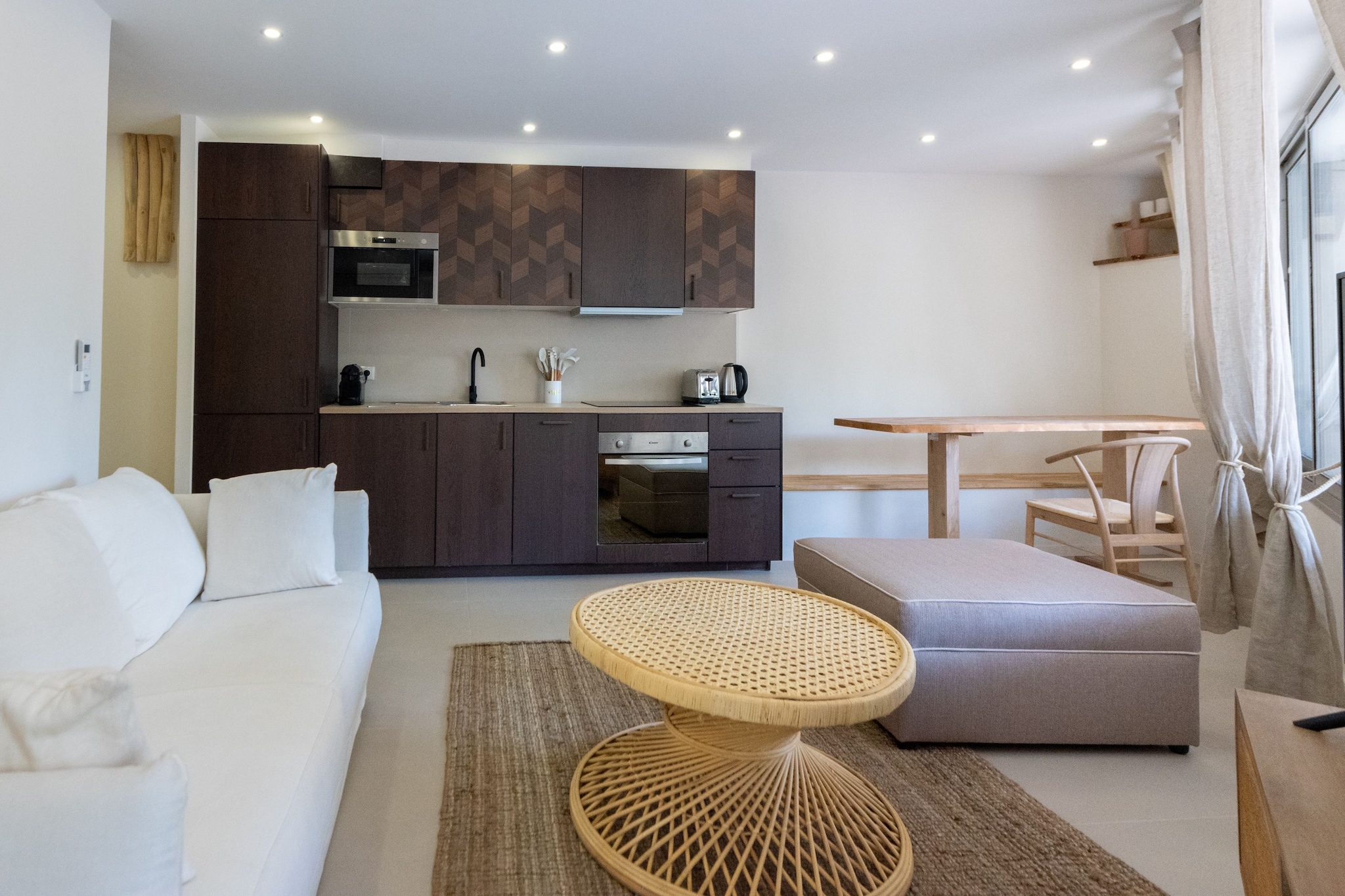 On the 1st floor: (Living room(double sofa bed, TV), bedroom(double bed), bedroom(double bed), bathroom(hairdryer, shampoo, hot water), toilet(toilet))\n\nBed Linen, Elevator, Internet Access DSL, Wardrobe, First Aid, Beach, Play area, cot, washing machine, heating, air conditioning, iron, Towels/Sheets (Incl.), Essentials, Carbon monoxide detector, Cleaning Disinfection, Downtown, Enhanced cleaning practices, High touch surfaces disinfected, Long term stays allowed, Near Ocean, Town