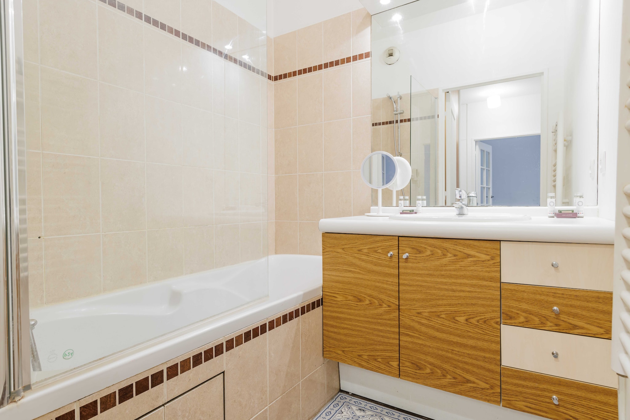 Ground floor: (Living room(double sofa bed, TV), Kitchen(stove, hob, electric kettle, toaster, coffee machine, combination microwave, dishwasher, fridge, electric hot plates, dishes and cutlery, Cooking basics), bedroom(double bed, heating), bathroom(shower, washbasin, hairdryer), toilet(washbasin, toilet))\n\nBed Linen, Desk, Hot Water, Internet Access DSL, Wardrobe, First Aid, Play area, washing machine, iron, Towels/Sheets (Incl.), shampoo, Essentials, Dedicated workspace, Carbon monoxide detector, Cleaning Disinfection, Downtown, Enhanced cleaning practices, High touch surfaces disinfected, Long term stays allowed, Room-darkening shades, Town