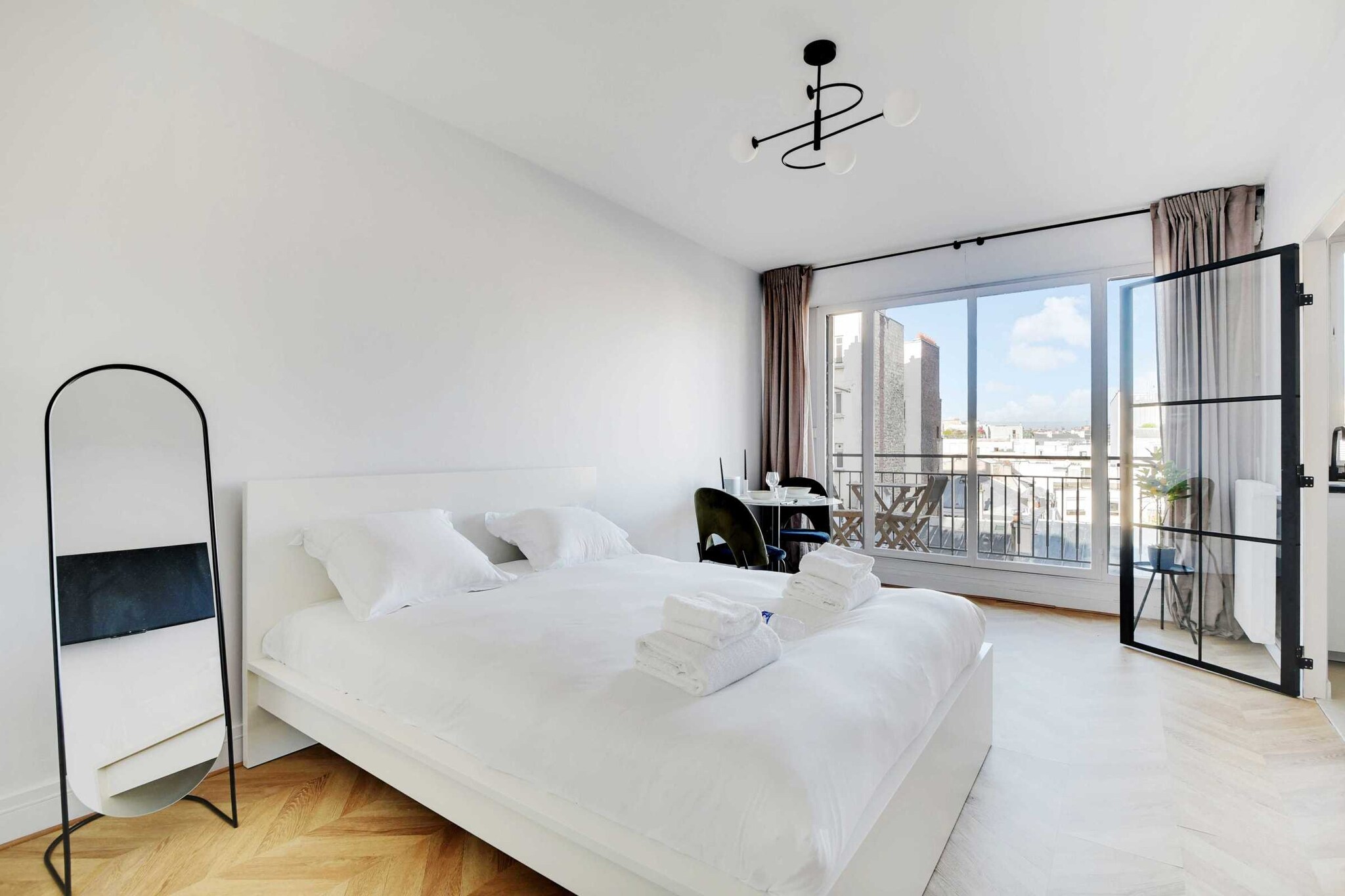 Checkmyguest offers you a beautiful 33m2 studio apartment with balcony for 2 people, just a 14-minute walk from the famous Place du TrocadÃ©ro. Located in the heart of Paris' 16th arrondissement, you'll enjoy an experience that combines tranquility, sophistication and proximity to the city's finest attractions.