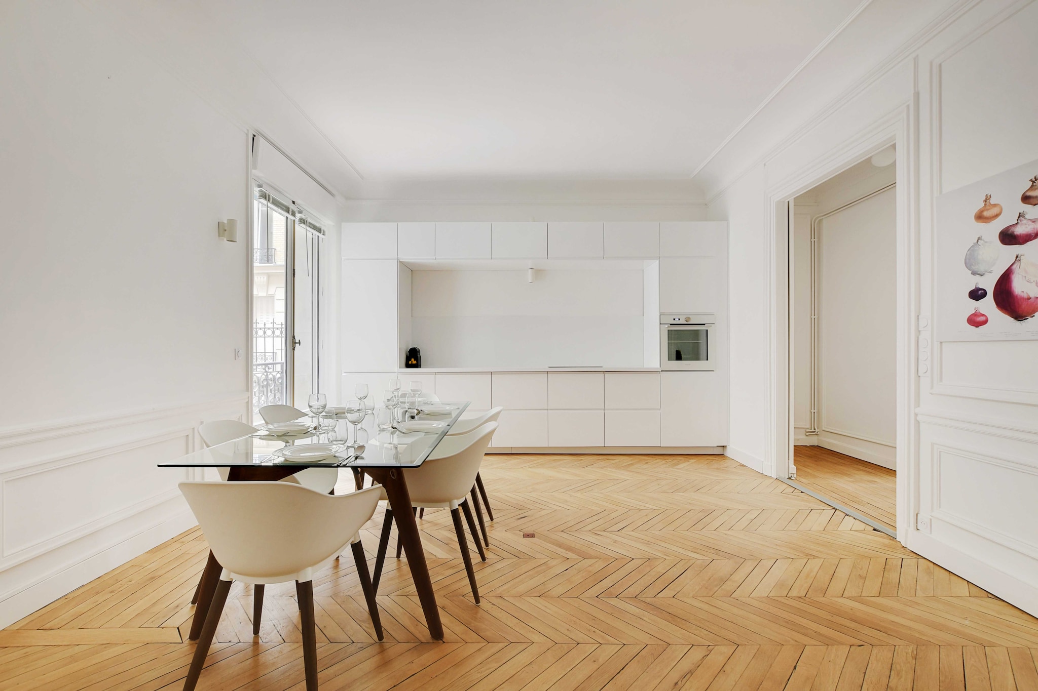 Checkmyguest offers you this superb 190 m2 apartment, nestled in the heart of Paris, at the foot of the Trocadero and just a stone's throw from the Eiffel Tower. With its garden lounge and four elegantly equipped bedrooms, as well as its modern amenities, this apartment guarantees you an unforgettable stay in the heart of the prestigious Chaillot district. 
