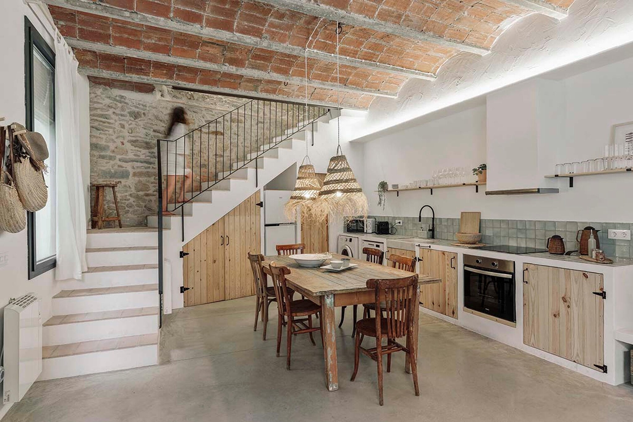 Ground floor: (Entrance(reachable from the outside), open kitchen(hob, electric kettle, toaster, hood, coffee machine, oven, microwave, dishwasher, fridge-freezer, Juicer), Living/diningroom(TV(flatscreen, smart TV), dining table, fireplace, seating area, Wine glasses), bathroom(shower, washbasin, toilet), heating)\n\nOn the 1st floor: (bedroom(double bed, heating), bedroom(single bed, single bed, single bed, TV(flatscreen), heating), bathroom(shower, washbasin, toilet, hairdryer), heating)\n\nOn the 2nd floor: (Bedroom with bathroom(double bed, shower, washbasin, toilet, heating, hairdryer), seating area, sun shower, roof terrace, parasol)\n\ncot, high chair, ironing board, iron