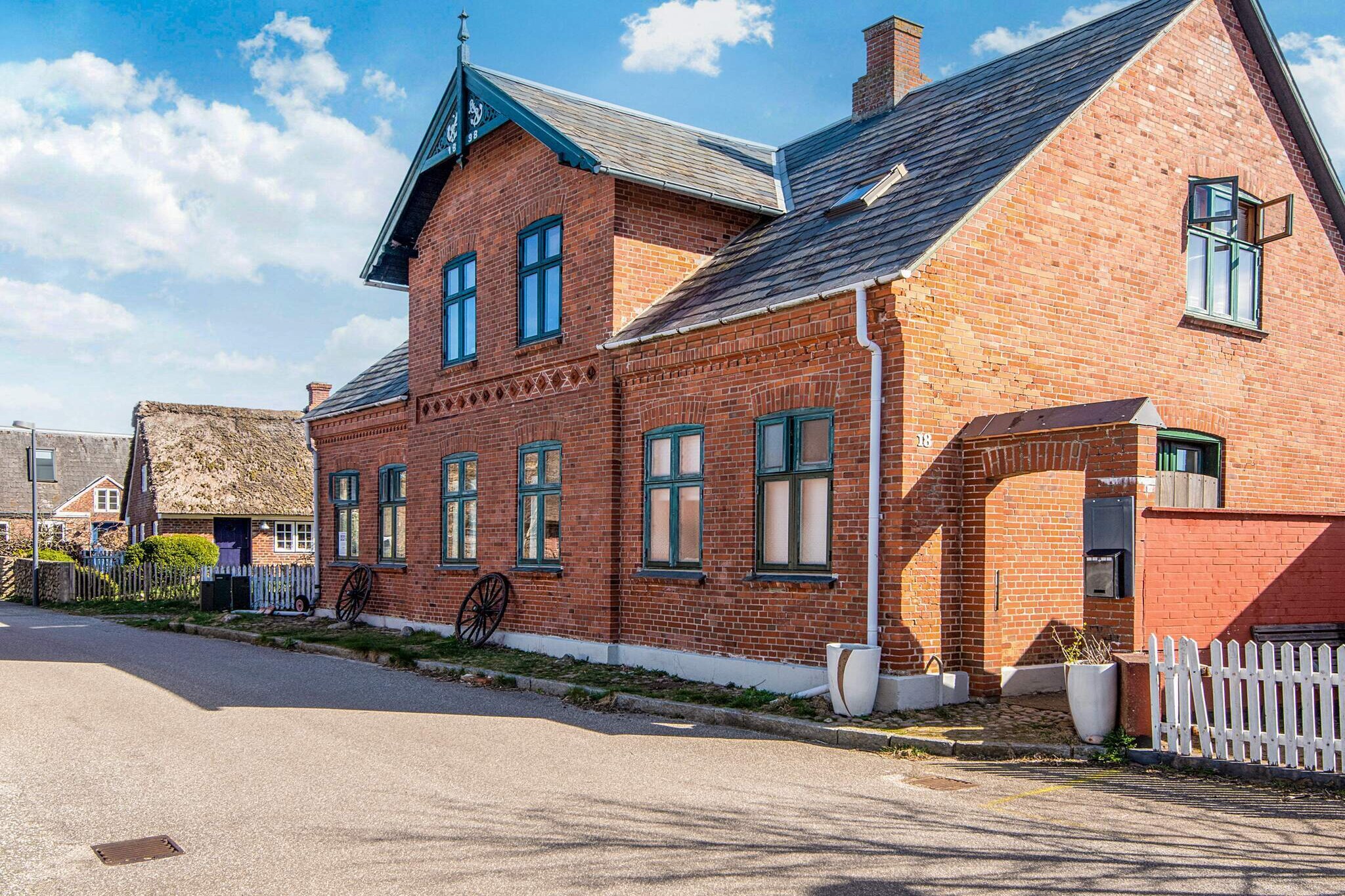 Kitchen(shared with other guests), Living/bed room(TV, fireplace, coffee machine, fridge), bedroom(3x single bed), bathroom(shared with other guests), heating(central), terrace, garden furniture, parking