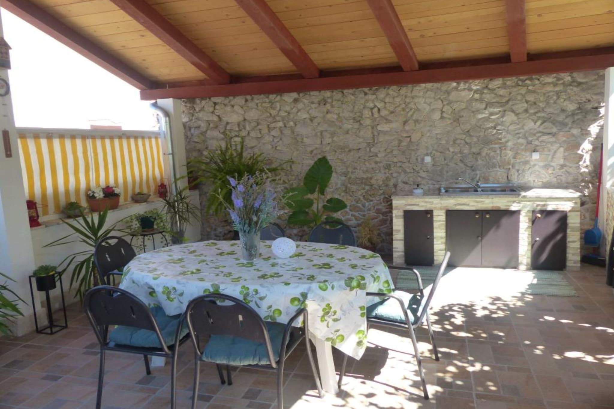 Apartments Tina - Triple Room with Terrace and Sea View-Buitenlucht